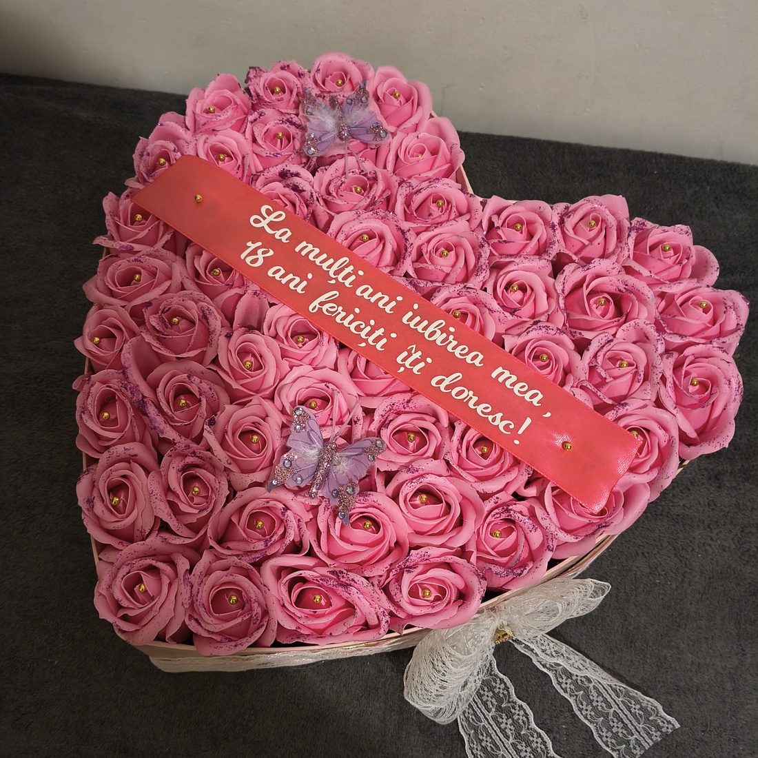 Aranjament cu trandafiri de săpun parfumați cu banda text personalizat - casă & stil de viață - decorațiuni de casă - accesorii florale - cutii cu flori - Artynos.ro