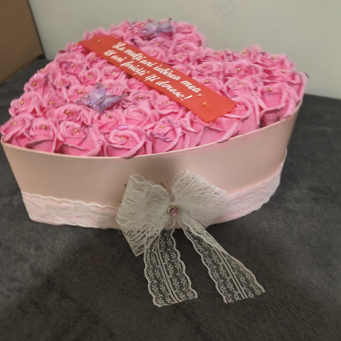 Aranjament cu trandafiri de săpun parfumați cu banda text personalizat - casă & stil de viață - decorațiuni de casă - accesorii florale - cutii cu flori - Artynos.ro