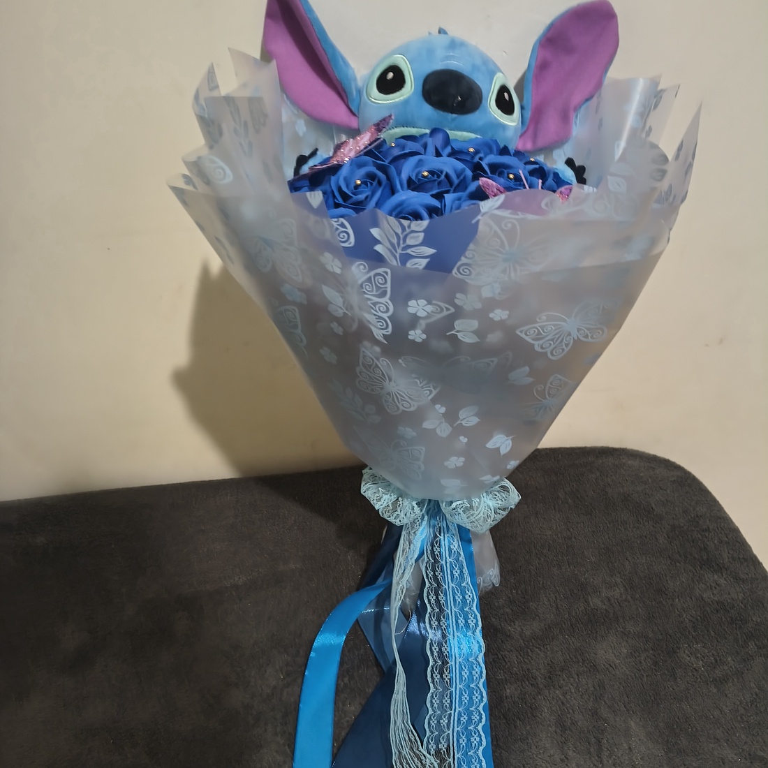 Buchet cu trandafiri de săpun parfumați și Stitch  - casă & stil de viață - decorațiuni de casă - accesorii florale - buchete de flori - Artynos.ro