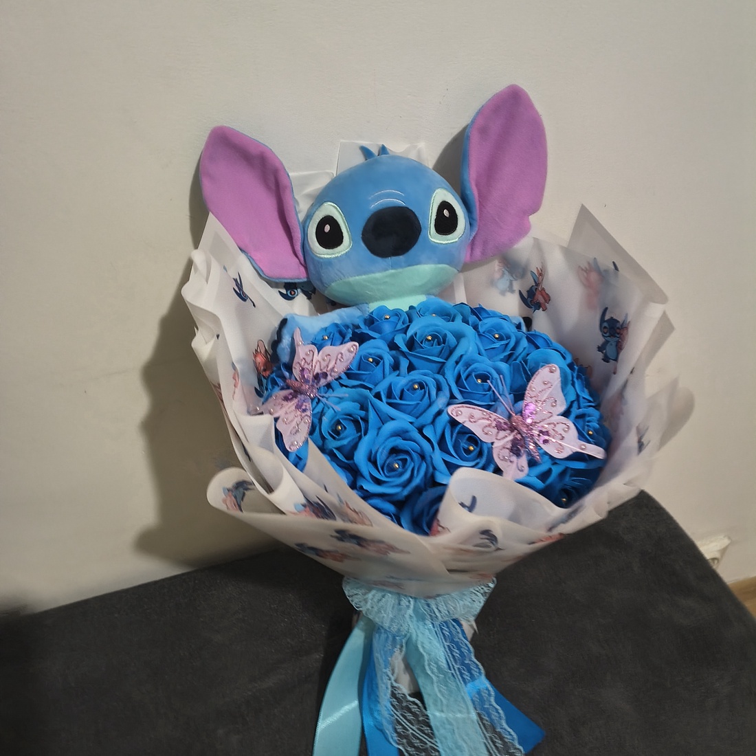Buchet cu trandafiri de săpun parfumați și Stitch  - casă & stil de viață - decorațiuni de casă - accesorii florale - buchete de flori - Artynos.ro