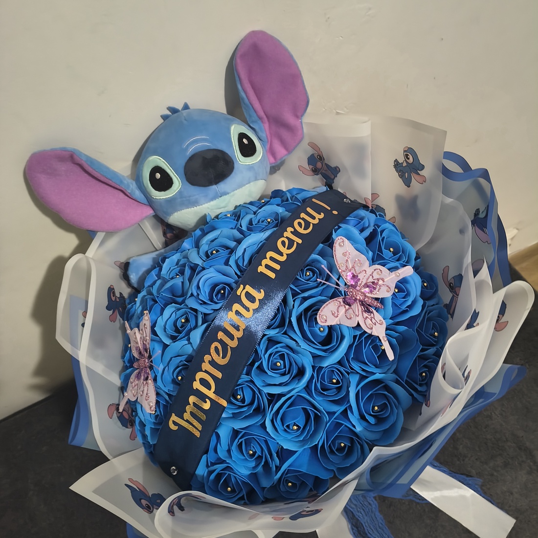 Buchet cu trandafiri de săpun parfumați și Stitch  - casă & stil de viață - decorațiuni de casă - accesorii florale - buchete de flori - Artynos.ro