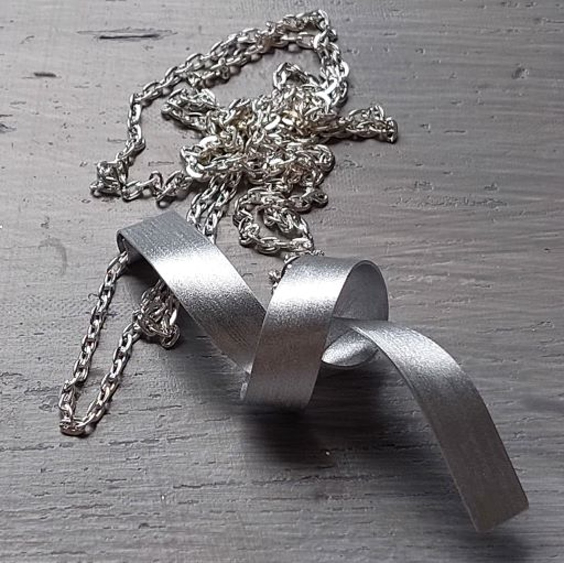 Colier cu design minimalist din aluminiu lucios și ușor -  - Artynos.ro Colier cu design minimalist din aluminiu lucios și ușor -  - Artynos.ro