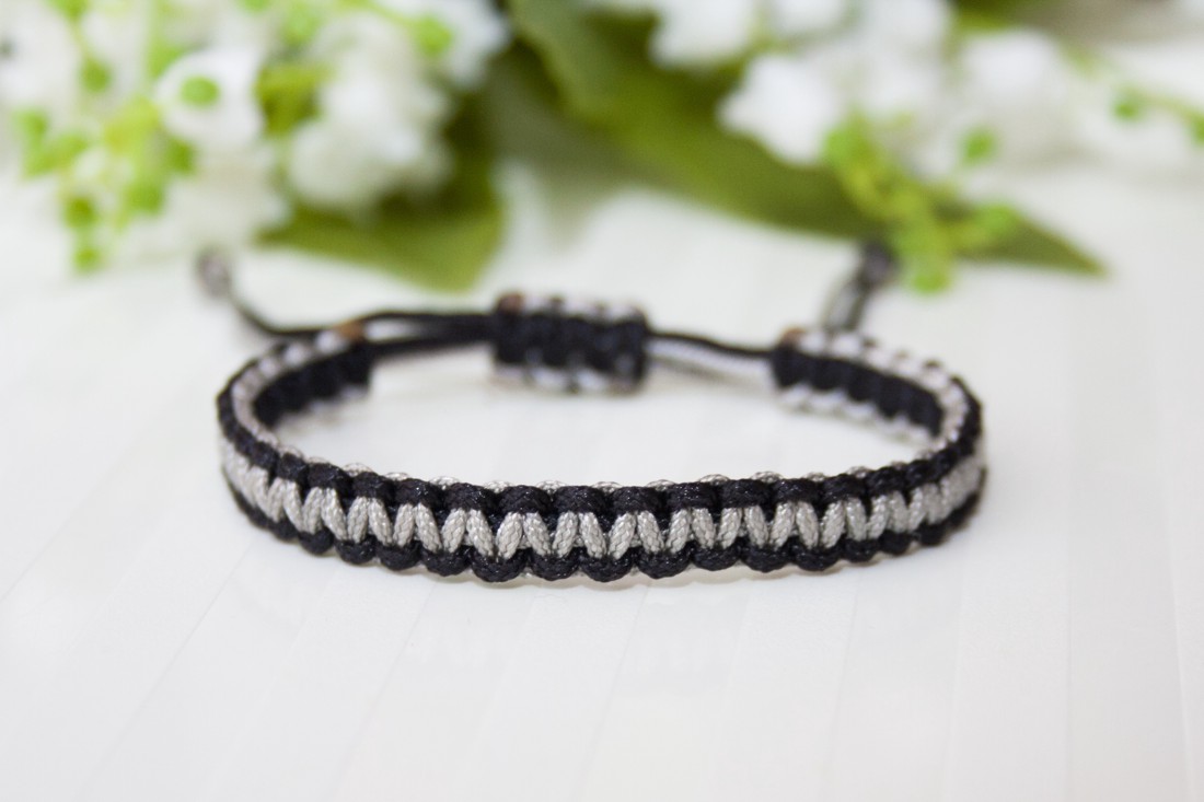 Brățară macramé împletită - Negru/Gri - - Artynos.ro Brățară macramé împletită - Negru/Gri - - Artynos.ro