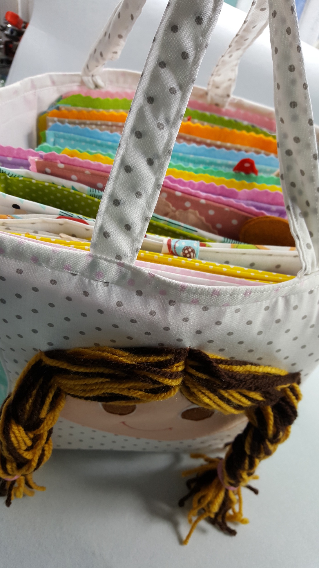 Carte senzorială pentru bebe și copii 1-6 ani, 12 pagini interactive incluse în geantă textilă cu nume  - jucării și echipamente pentru copii - jocuri de gândire - curcubeu montessori, jocuri waldorf - Artynos.ro