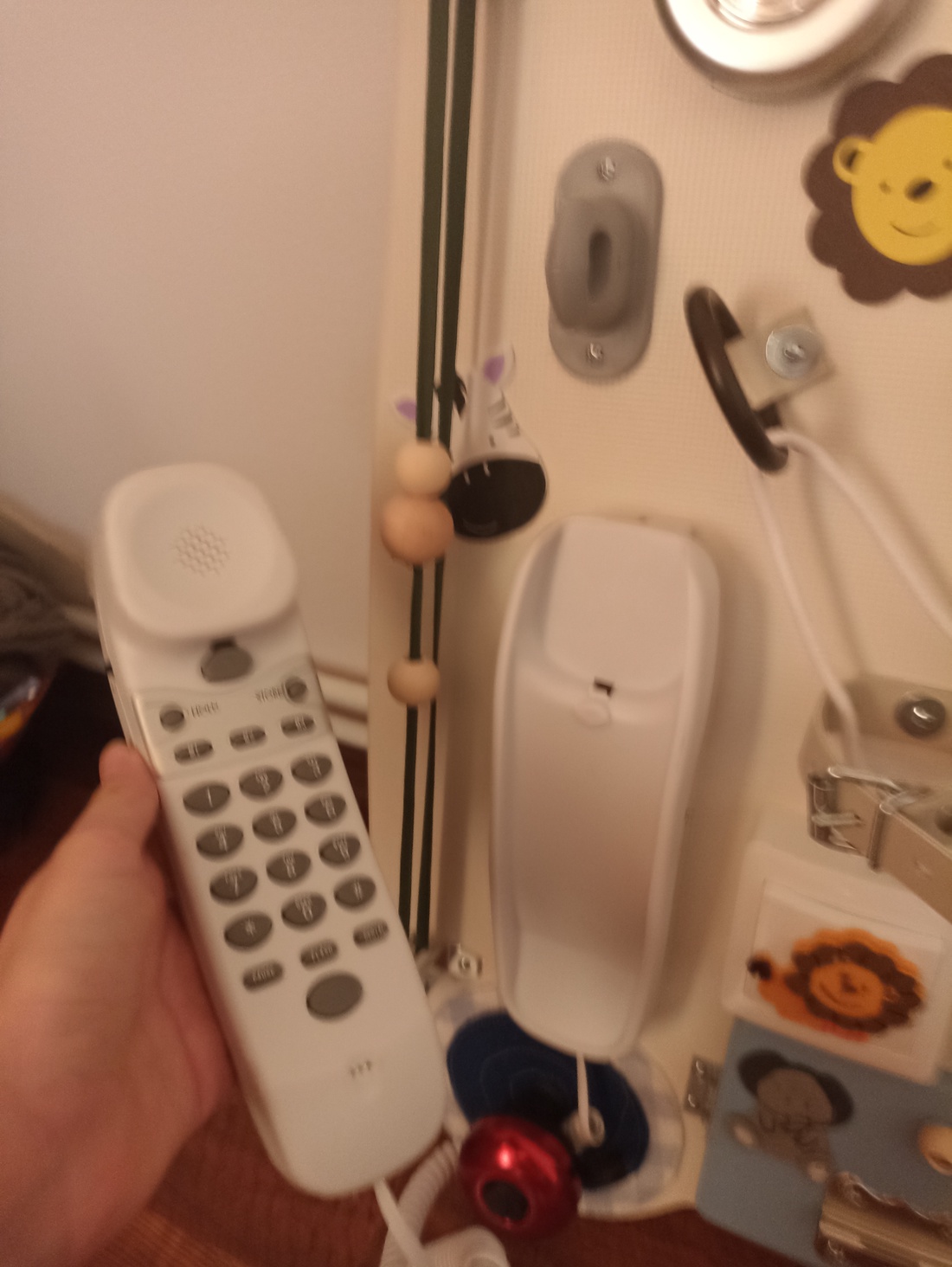 Tablă panou senzorial mașinuță din lemn, băieți 2-6 ani, cu lămpi Led și mult zgomot cu Xilofon și un telefon retro   - jucării și echipamente pentru copii - jocuri de gândire - curcubeu montessori, jocuri waldorf - Artynos.ro