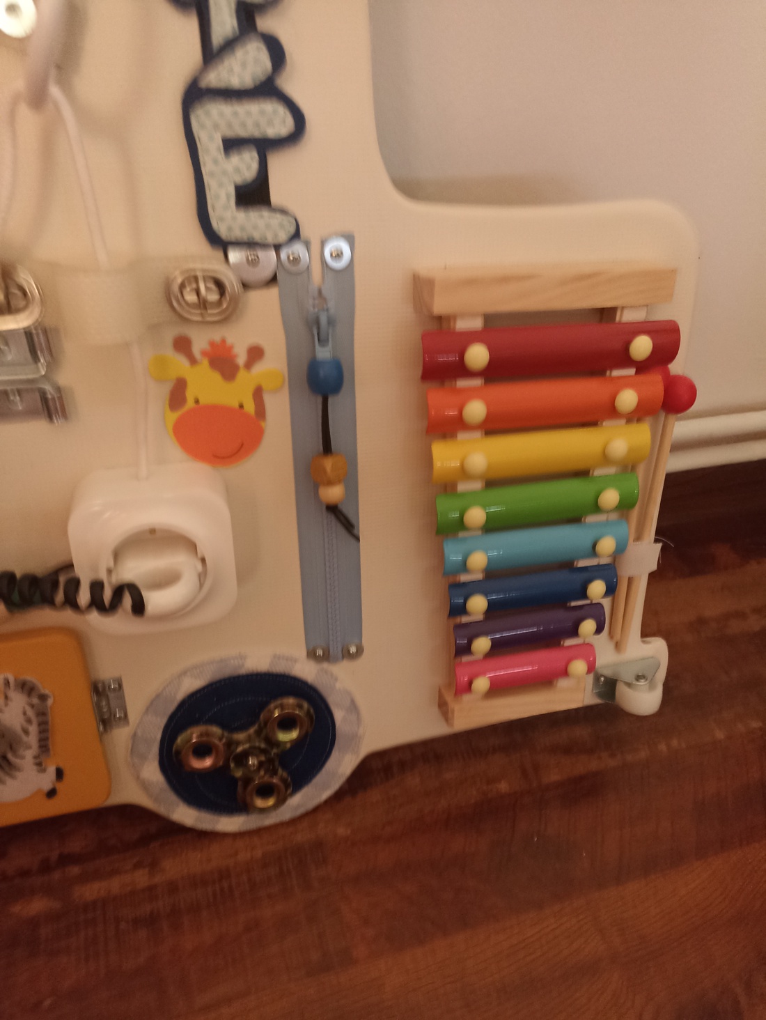 Tablă panou senzorial mașinuță din lemn, băieți 2-6 ani, cu lămpi Led și mult zgomot cu Xilofon și un telefon retro   - jucării și echipamente pentru copii - jocuri de gândire - curcubeu montessori, jocuri waldorf - Artynos.ro