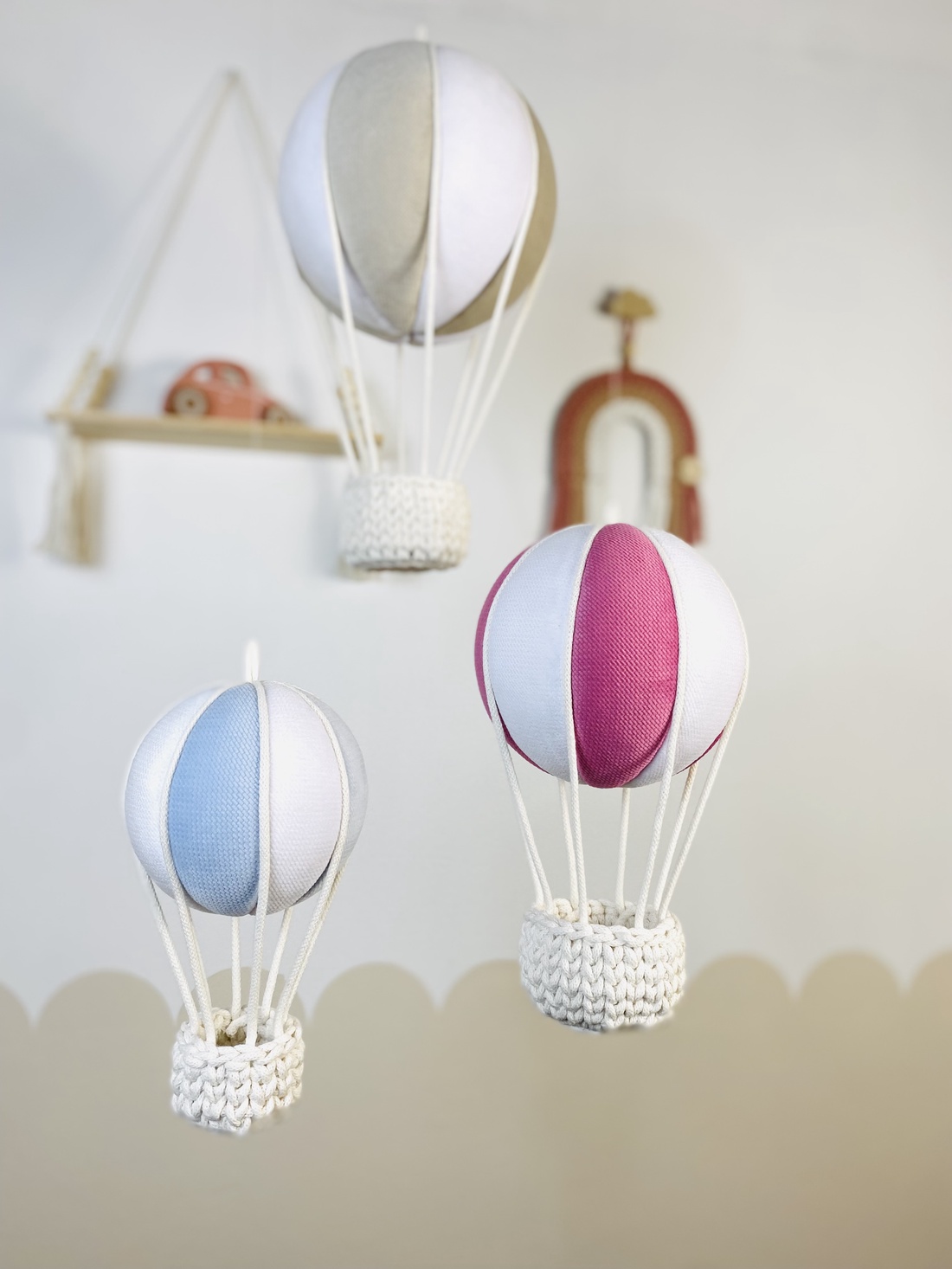 Hőlégballon babaszoba dekoráció - stílusos pasztell színekben, választható színösszeállítás - horgolt kosárkával - casă & stil de viață - echipament pentru camera copiilor - decorațiuni pentru camera copilului - Artynos.ro Hőlégballon babaszoba dekoráció - stílusos pasztell színekben, választható színösszeállítás - horgolt kosárkával - casă & stil de viață - echipament pentru camera copiilor - decorațiuni pentru camera copilului - Artynos.ro