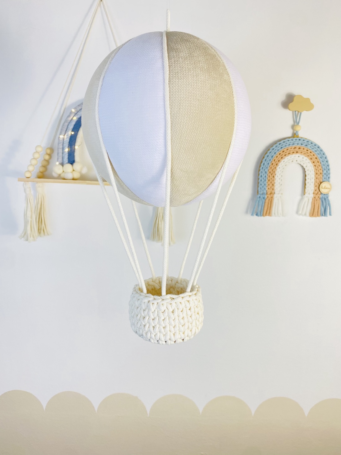 Hőlégballon babaszoba dekoráció - stílusos pasztell színekben, választható színösszeállítás - horgolt kosárkával - casă & stil de viață - echipament pentru camera copiilor - decorațiuni pentru camera copilului - Artynos.ro Hőlégballon babaszoba dekoráció - stílusos pasztell színekben, választható színösszeállítás - horgolt kosárkával - casă & stil de viață - echipament pentru camera copiilor - decorațiuni pentru camera copilului - Artynos.ro
