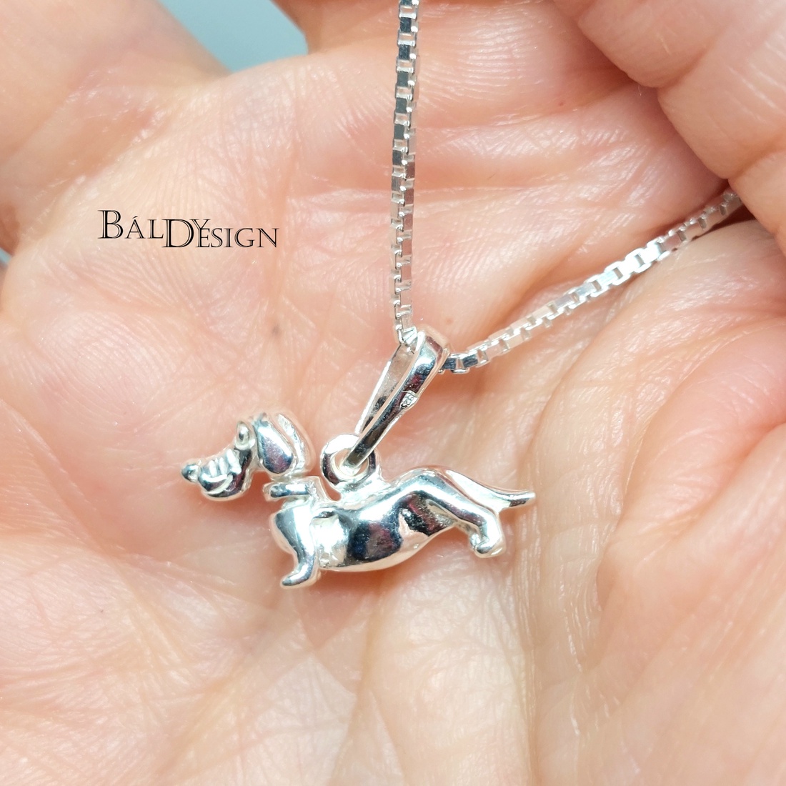 Medalion argintiu cu dachshund - bijuterii - coliere - pandativ - Artynos.ro