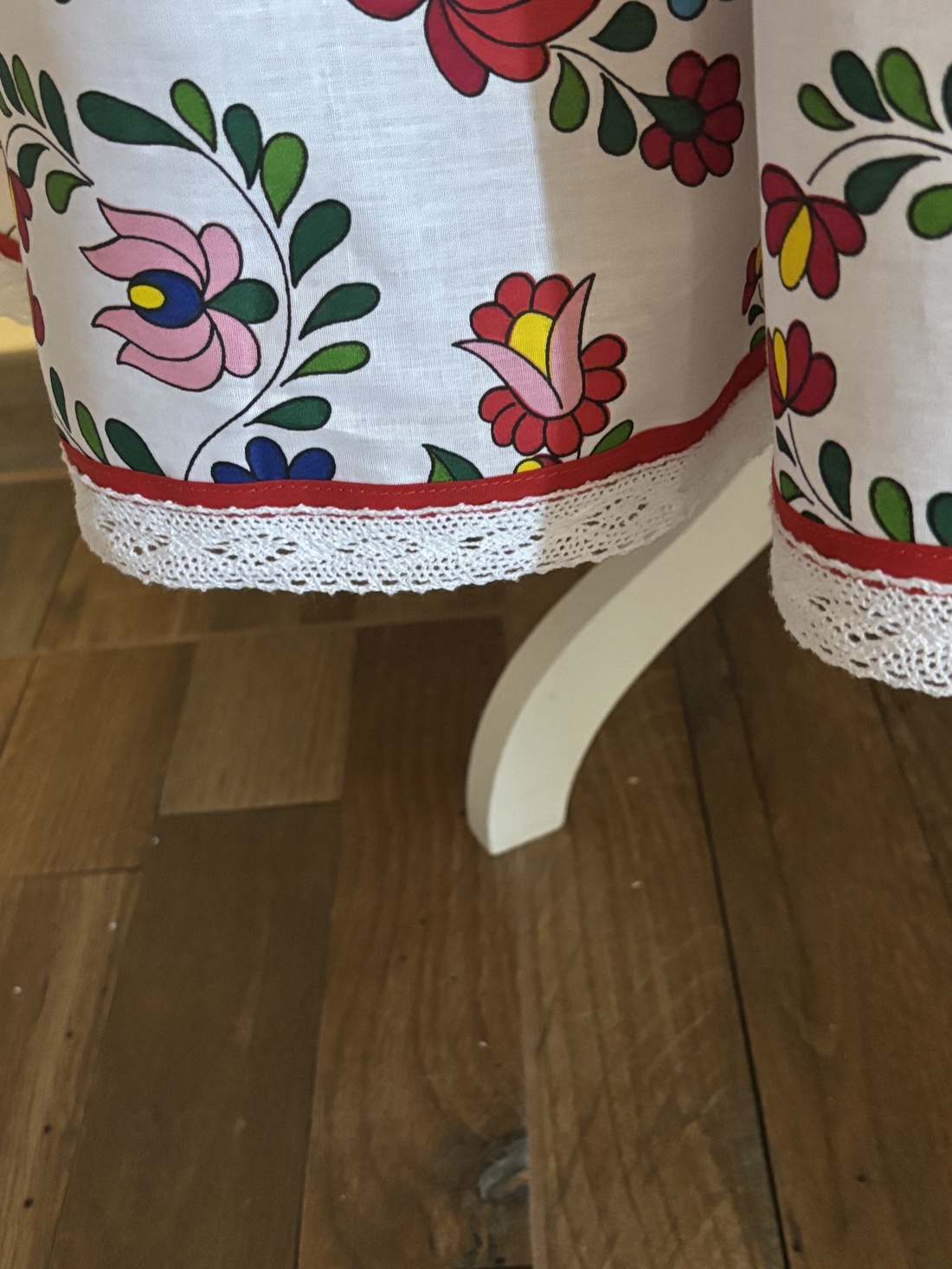 Fustă folclorică cu motive Kalocsa evazată, pentru dans popular, costum tradițional, artă populară - îmbrăcăminte și modă - haine damă - fustă damă - Artynos.ro Fustă folclorică cu motive Kalocsa evazată, pentru dans popular, costum tradițional, artă populară - îmbrăcăminte și modă - haine damă - fustă damă - Artynos.ro