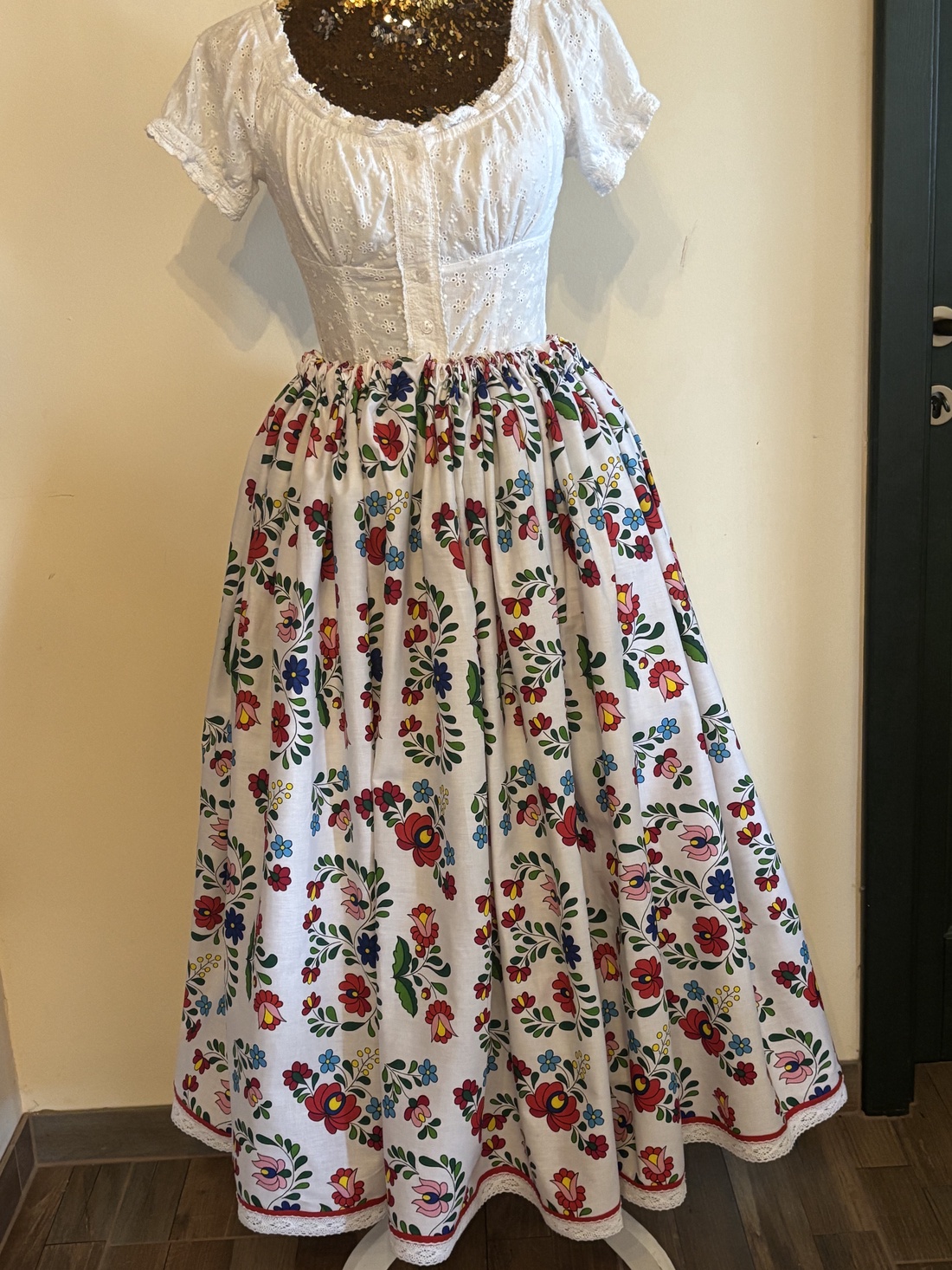 Fustă folclorică cu motive Kalocsa evazată, pentru dans popular, costum tradițional, artă populară - îmbrăcăminte și modă - haine damă - fustă damă - Artynos.ro Fustă folclorică cu motive Kalocsa evazată, pentru dans popular, costum tradițional, artă populară - îmbrăcăminte și modă - haine damă - fustă damă - Artynos.ro