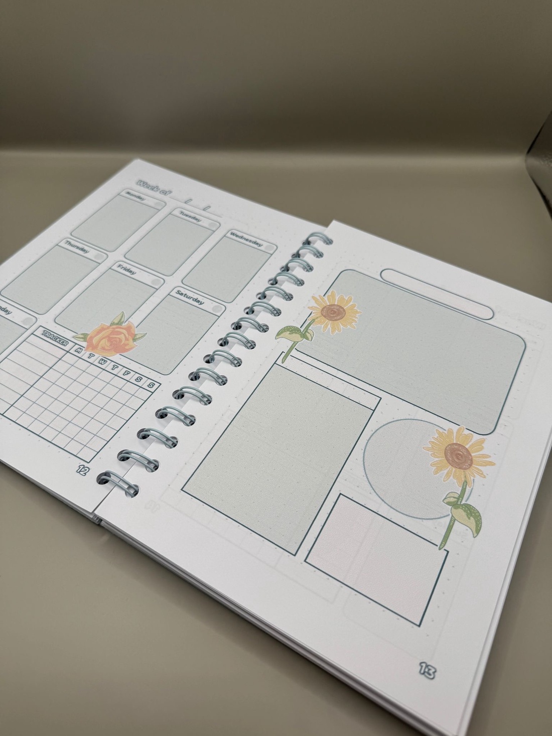 Agenda nedatata in limba engleza realizata manual cu flori - accessorii și unelte - carte, ziar - carte nouă - Artynos.ro