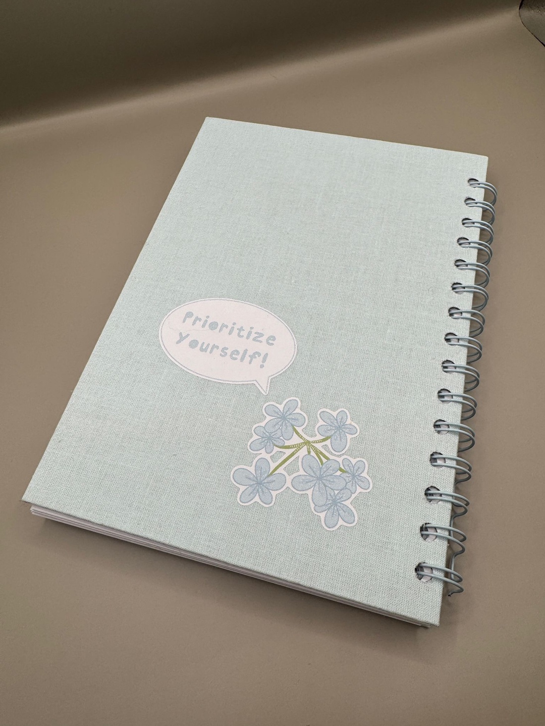 Agenda nedatata in limba engleza realizata manual cu flori - accessorii și unelte - carte, ziar - carte nouă - Artynos.ro