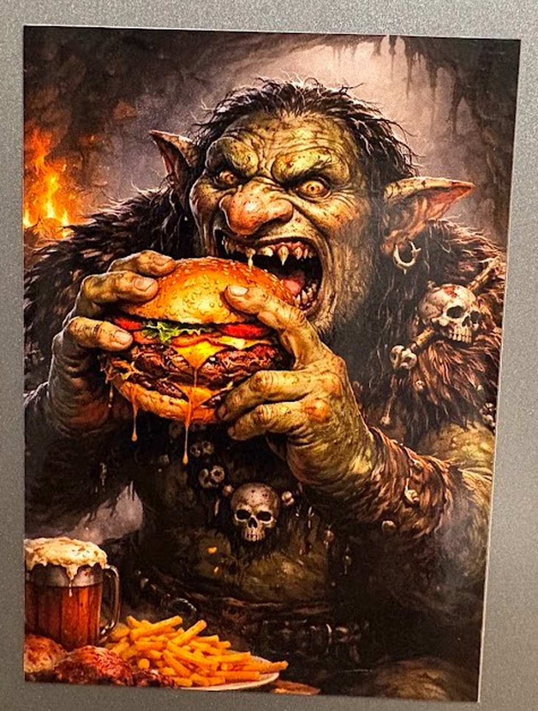 Magnet de frigider Troll care mănâncă hamburger - casă & stil de viață - echipamente de bucătărie - decor de bucătărie - magneți de frigider - Artynos.ro