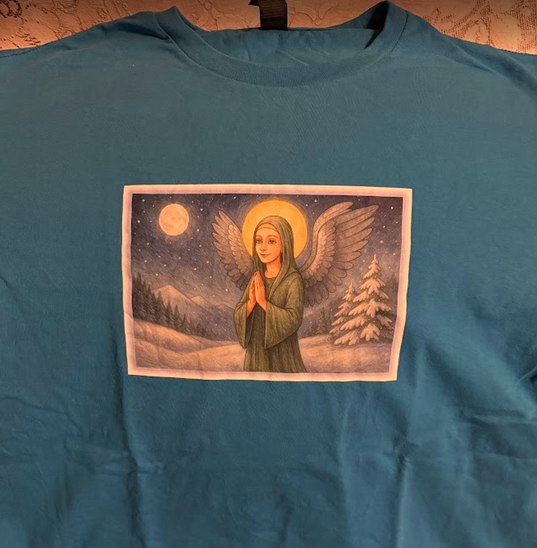 Tricou realizat cu grafică de design unic, disponibil în nenumărate variante - îmbrăcăminte și modă - haine damă - tricou și top de damă - Artynos.ro