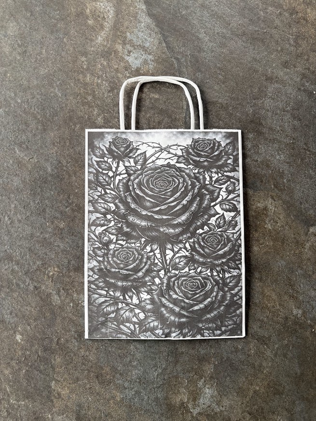 Punguță cadou � trandafiri gotici - accessorii și unelte - hârtie - hârtie decorativă - Artynos.ro