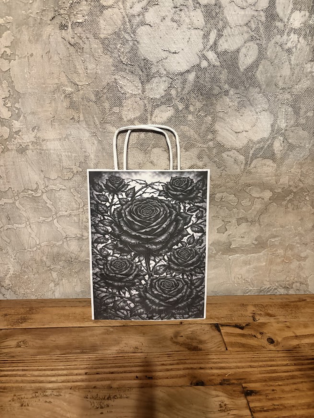 Punguță cadou � trandafiri gotici - accessorii și unelte - hârtie - hârtie decorativă - Artynos.ro