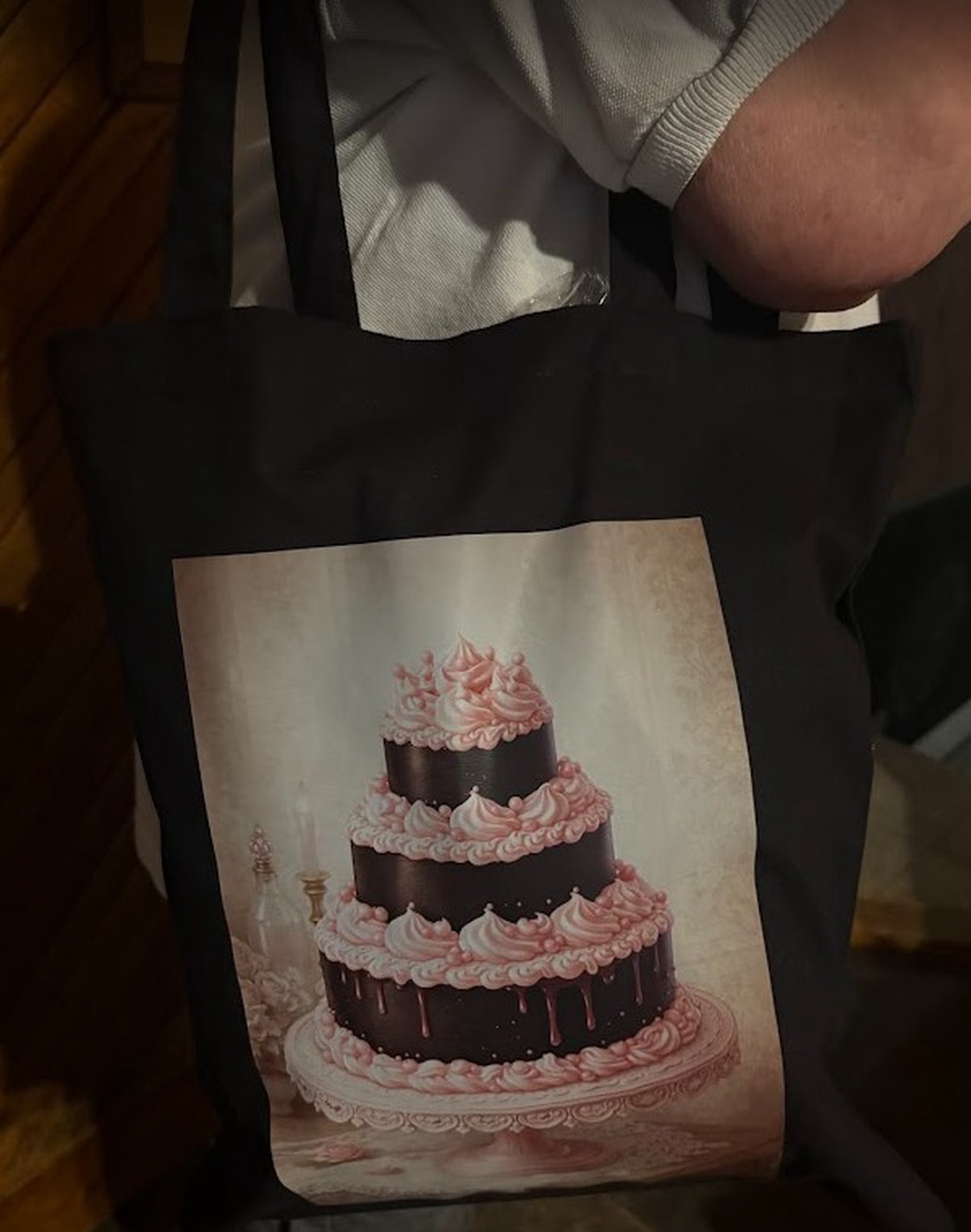 Geantă tote neagră din pânză cu ilustrație tort � design artistic digital - genți și portofele - geantă pentru cumpărături - totebaguri - Artynos.ro