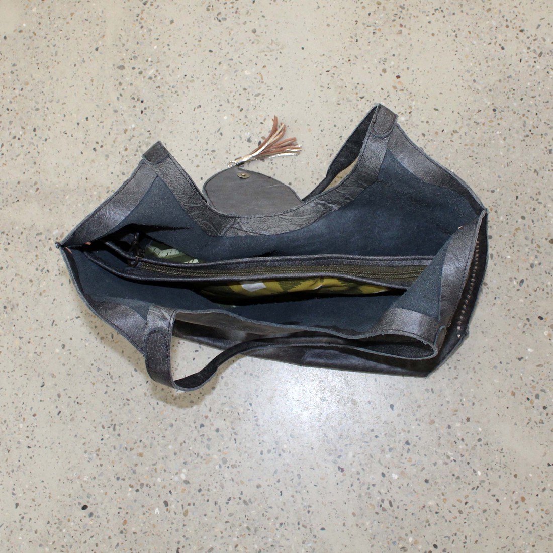 Geantă hobo din piele cu aspect de marmură neagră -  - Artynos.ro