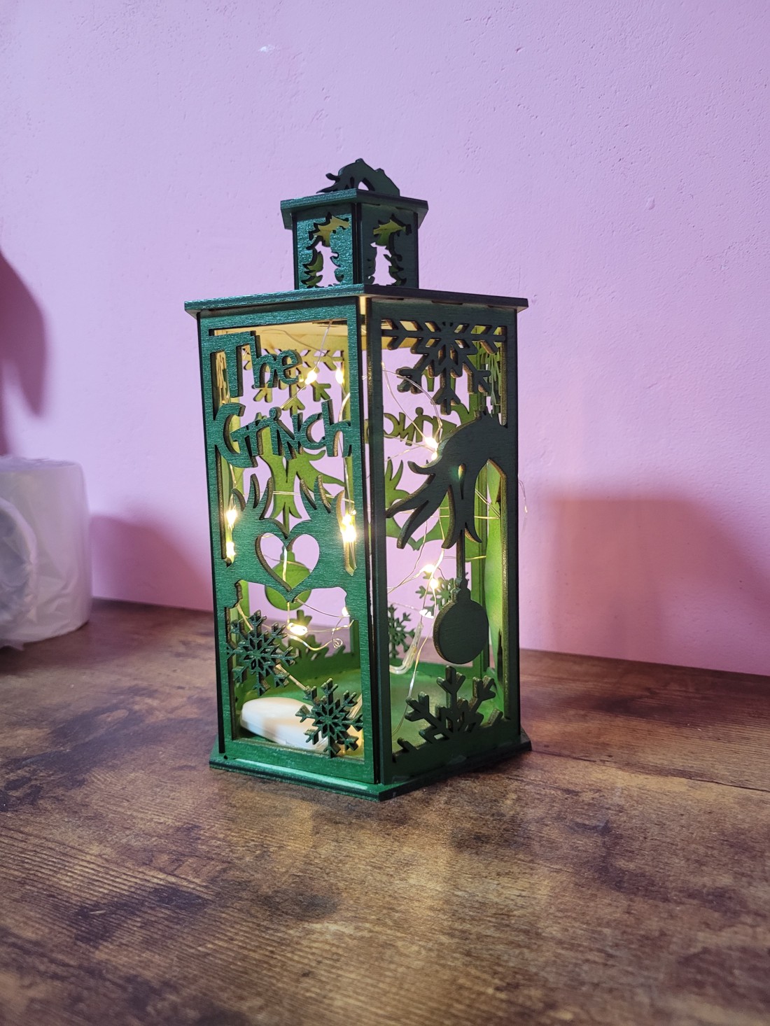 Lanternă Grinch - crăciun - decorațiuni de crăciun de casă - luminițe de crăciun - Artynos.ro Lanternă Grinch - crăciun - decorațiuni de crăciun de casă - luminițe de crăciun - Artynos.ro