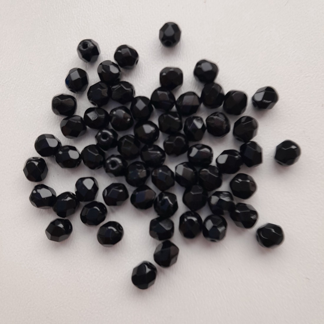 Mărgele cehe fațetate din sticlă - 5mm - 60 buc / pachet - negru - - Artynos.ro Mărgele cehe fațetate din sticlă - 5mm - 60 buc / pachet - negru - - Artynos.ro