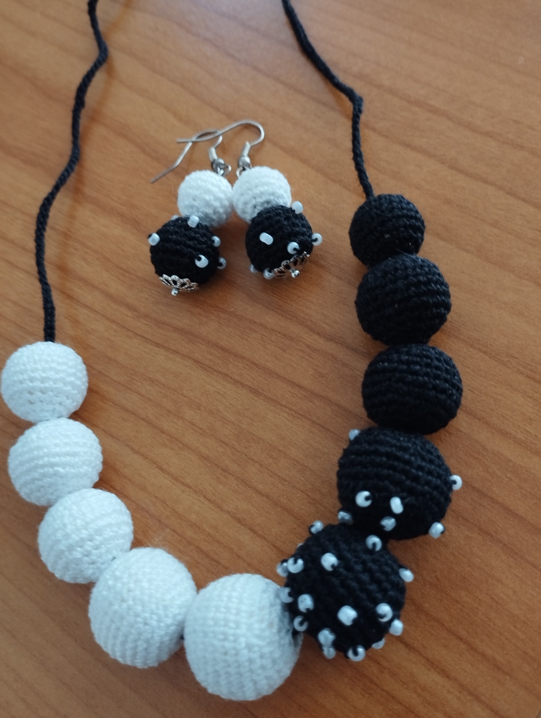 Set cercei si colier - bijuterii - cercei - cercei brodați - Artynos.ro