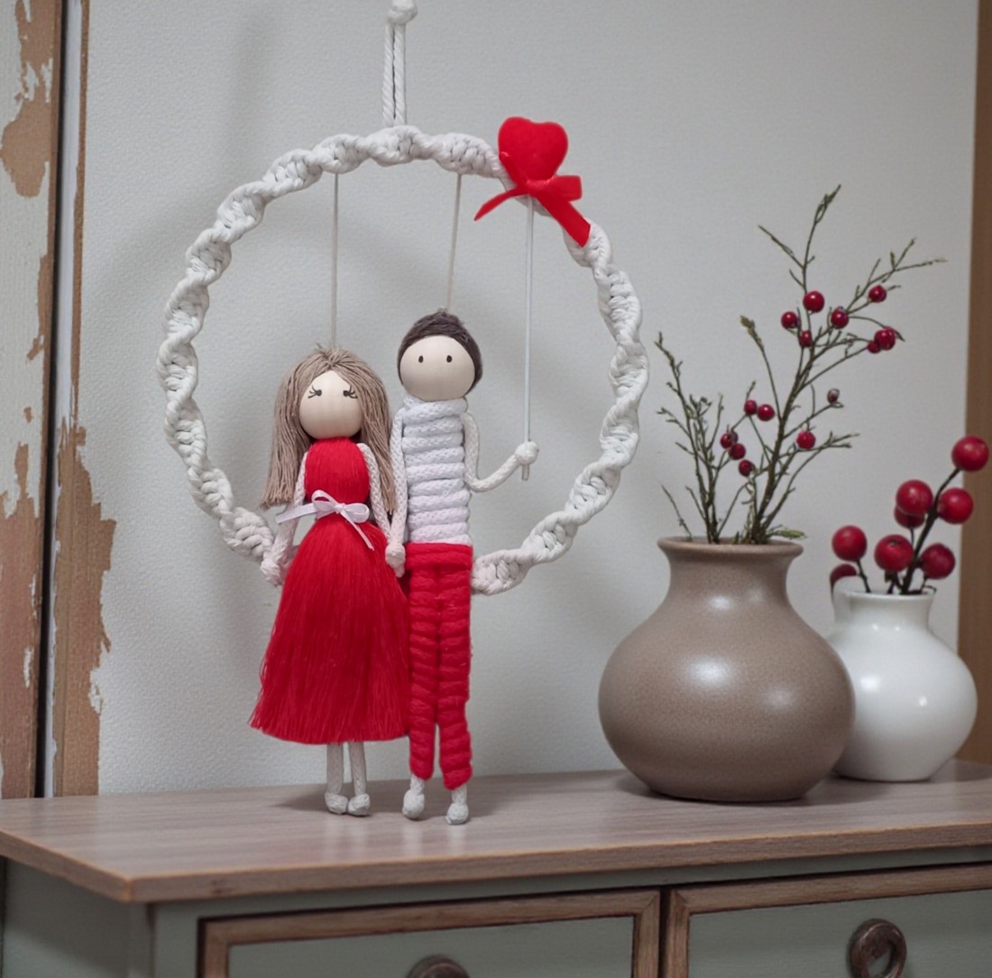 Decorațiune unică pentru perete de Ziua Îndrăgostiților � Cuplu personalizabil din macramé cu inimi roșii - casă & stil de viață - decorațiuni de casă - decorațiuni de pereți - decor de pereți, macrame - Artynos.ro