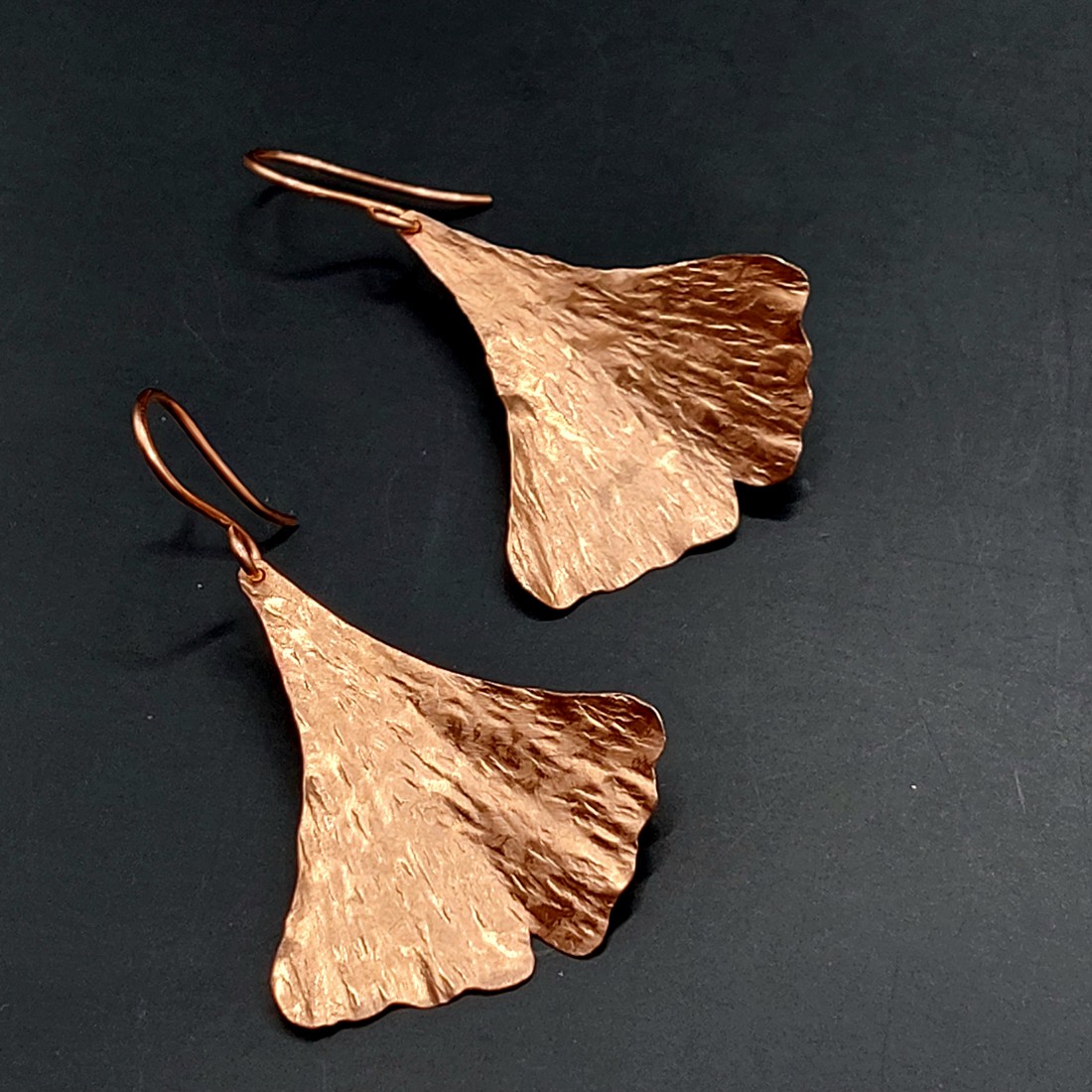 Ginkgo biloba în cuie în cupru - bijuterii - seturi de bijuterii - Artynos.ro  Ginkgo biloba în cuie în cupru - bijuterii - seturi de bijuterii - Artynos.ro