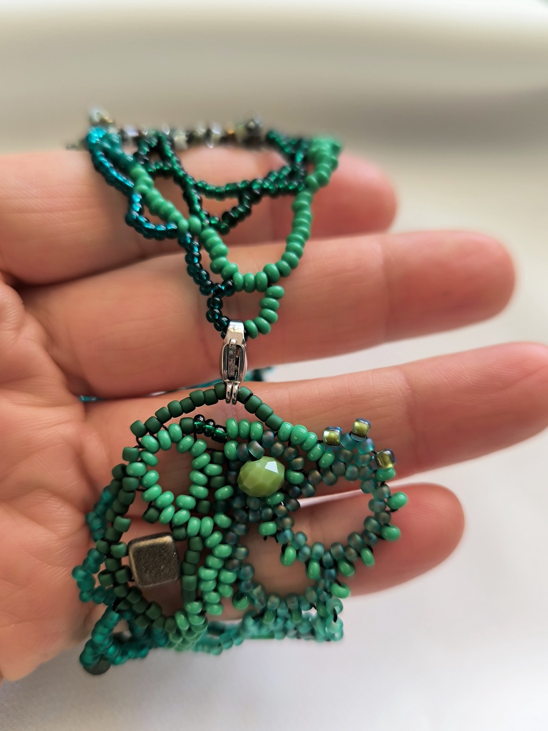 Brățară din mărgele Freeform verde - bijuterii - brățări - brățări din mărgele - Artynos.ro