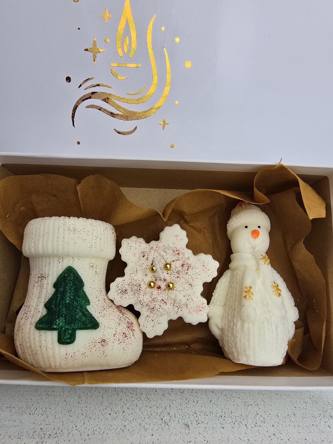 Pachet de Sărbători Handmade  Ghetuță, Fulg de Nea și Om de Zăpadă Pictate Manual - crăciun - decorațiuni de crăciun de casă - lumânări parfumate de crăciun - Artynos.ro