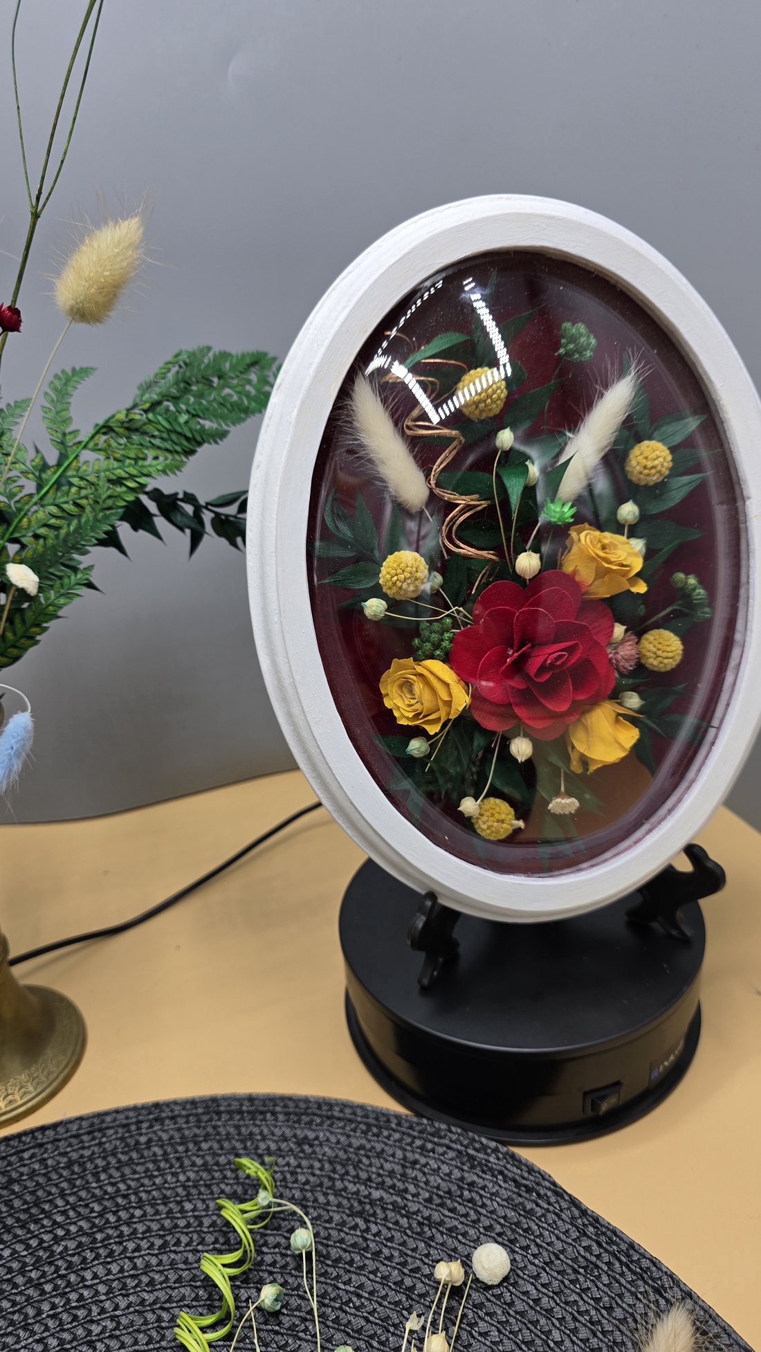 Tablou oval cu flori criogenate/conservate -  - Artynos.ro