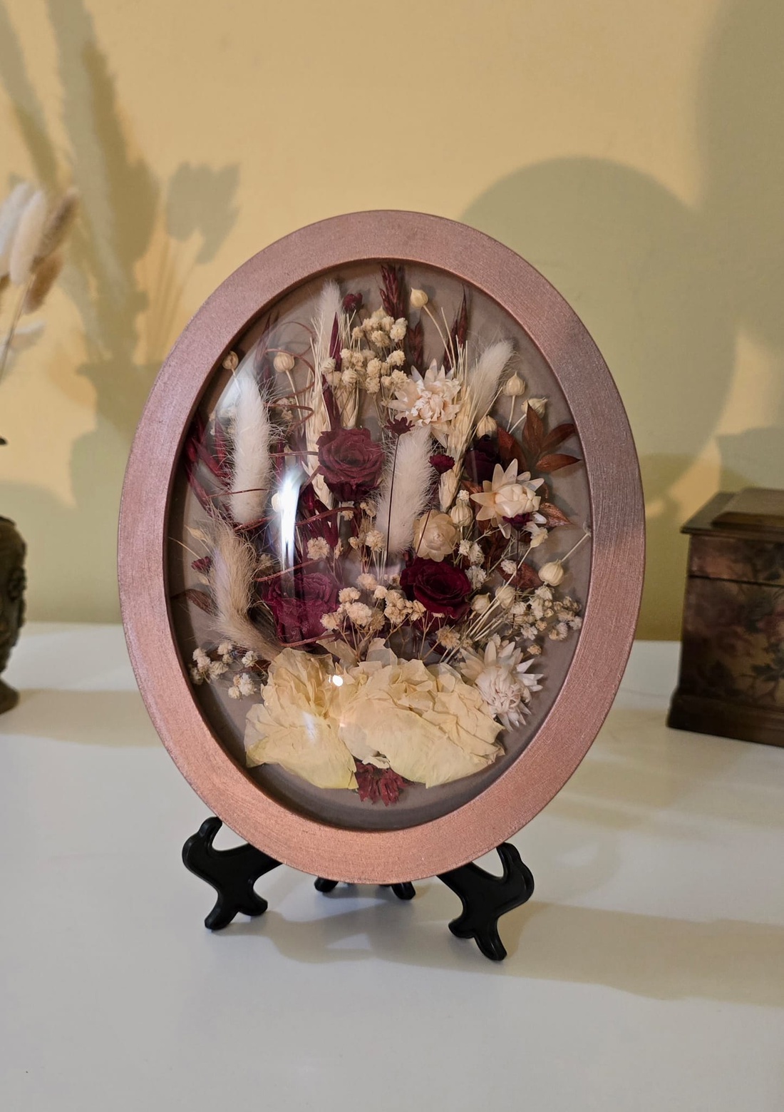 Tablou cu flori naturale conservate în ramă ovală, cu sticlă acrilică bombată - casă & stil de viață - decorațiuni de casă - decorațiuni de pereți - tablou cu licheni - Artynos.ro