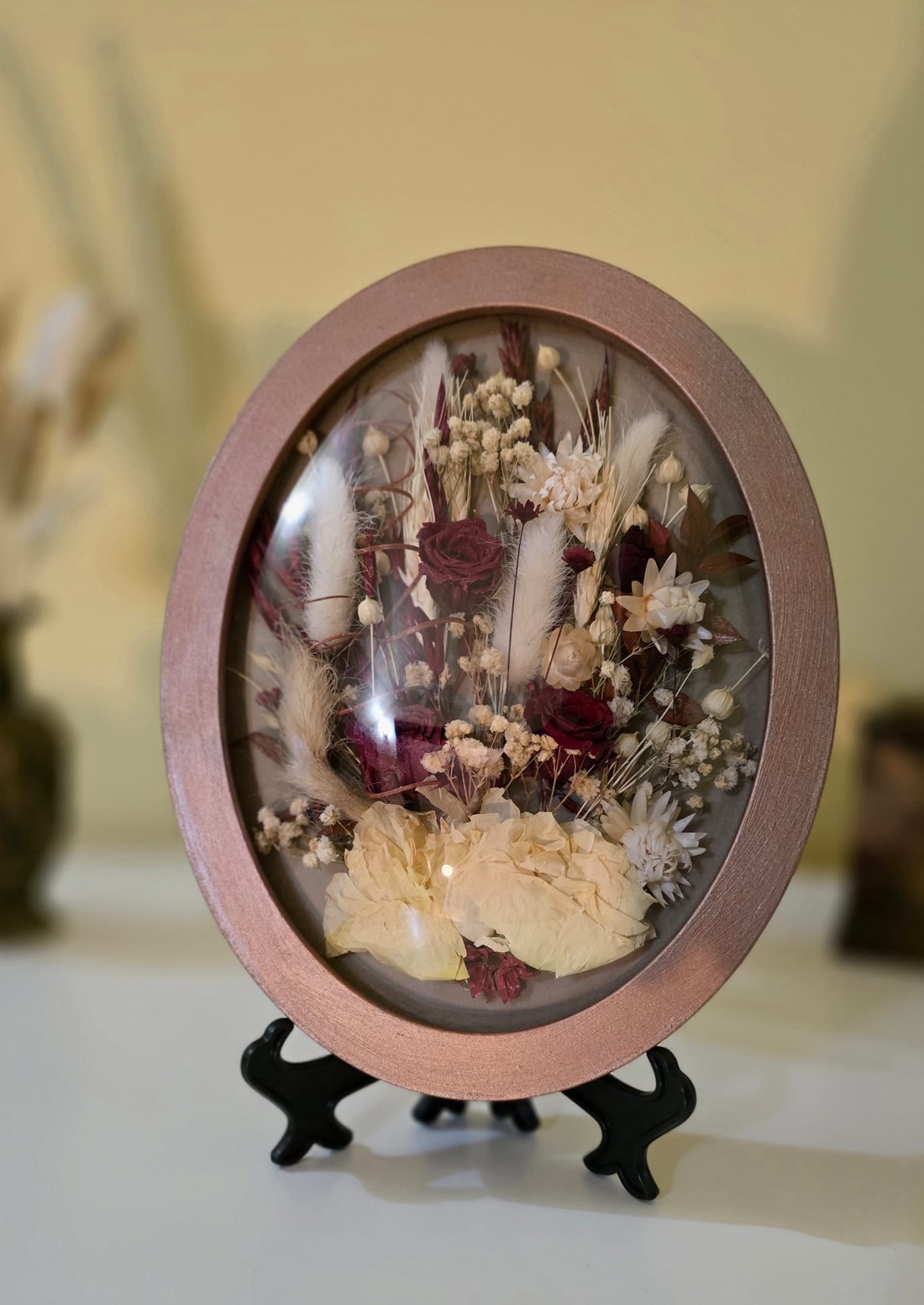 Tablou cu flori naturale conservate în ramă ovală, cu sticlă acrilică bombată - casă & stil de viață - decorațiuni de casă - decorațiuni de pereți - tablou cu licheni - Artynos.ro