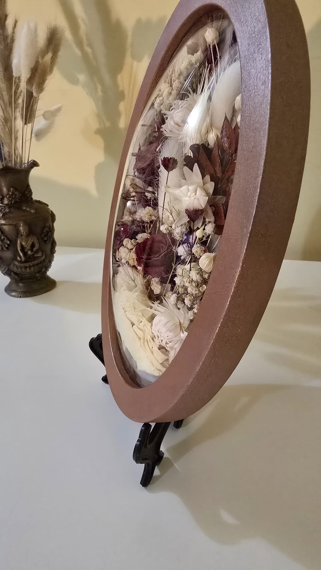 Tablou cu flori naturale conservate în ramă ovală, cu sticlă acrilică bombată - casă & stil de viață - decorațiuni de casă - decorațiuni de pereți - tablou cu licheni - Artynos.ro