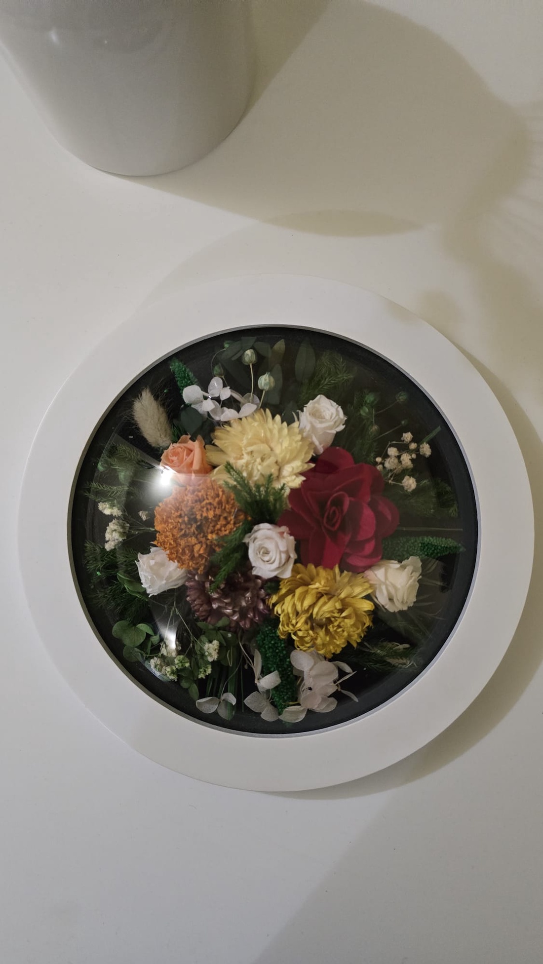 Tablou rotund cu flori naturale conservate, ramă albă și sticlă acrilică bombată - casă & stil de viață - decorațiuni de casă - decorațiuni de pereți - tablou cu licheni - Artynos.ro