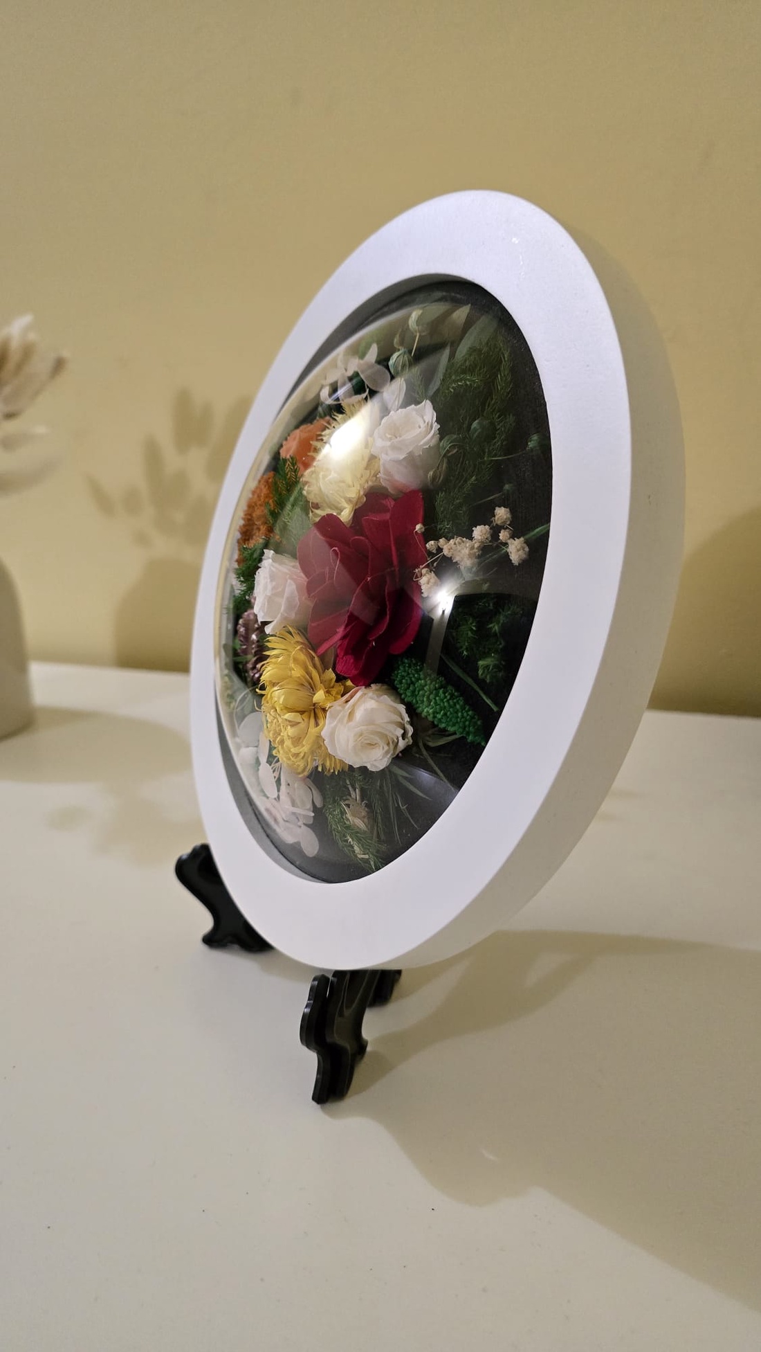 Tablou rotund cu flori naturale conservate, ramă albă și sticlă acrilică bombată - casă & stil de viață - decorațiuni de casă - decorațiuni de pereți - tablou cu licheni - Artynos.ro