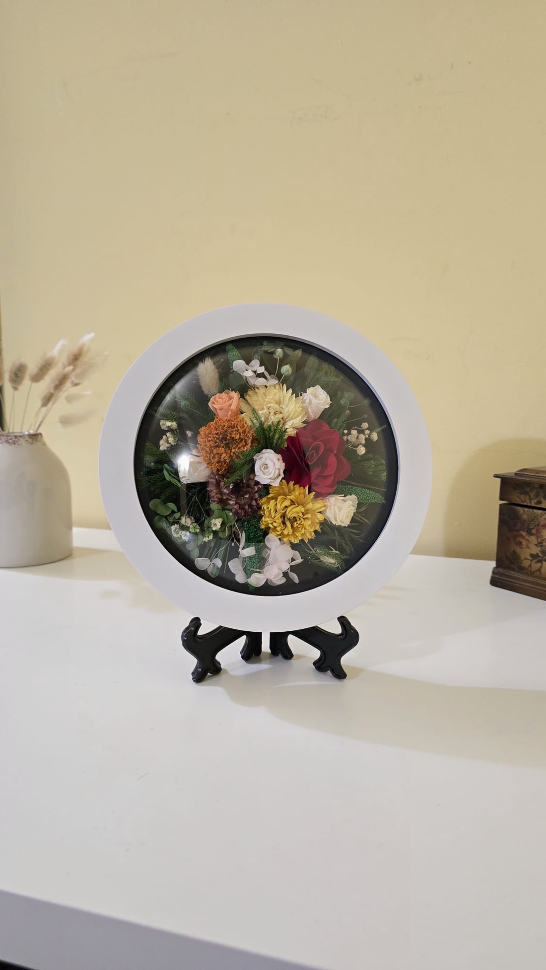 Tablou rotund cu flori naturale conservate, ramă albă și sticlă acrilică bombată - casă & stil de viață - decorațiuni de casă - decorațiuni de pereți - tablou cu licheni - Artynos.ro