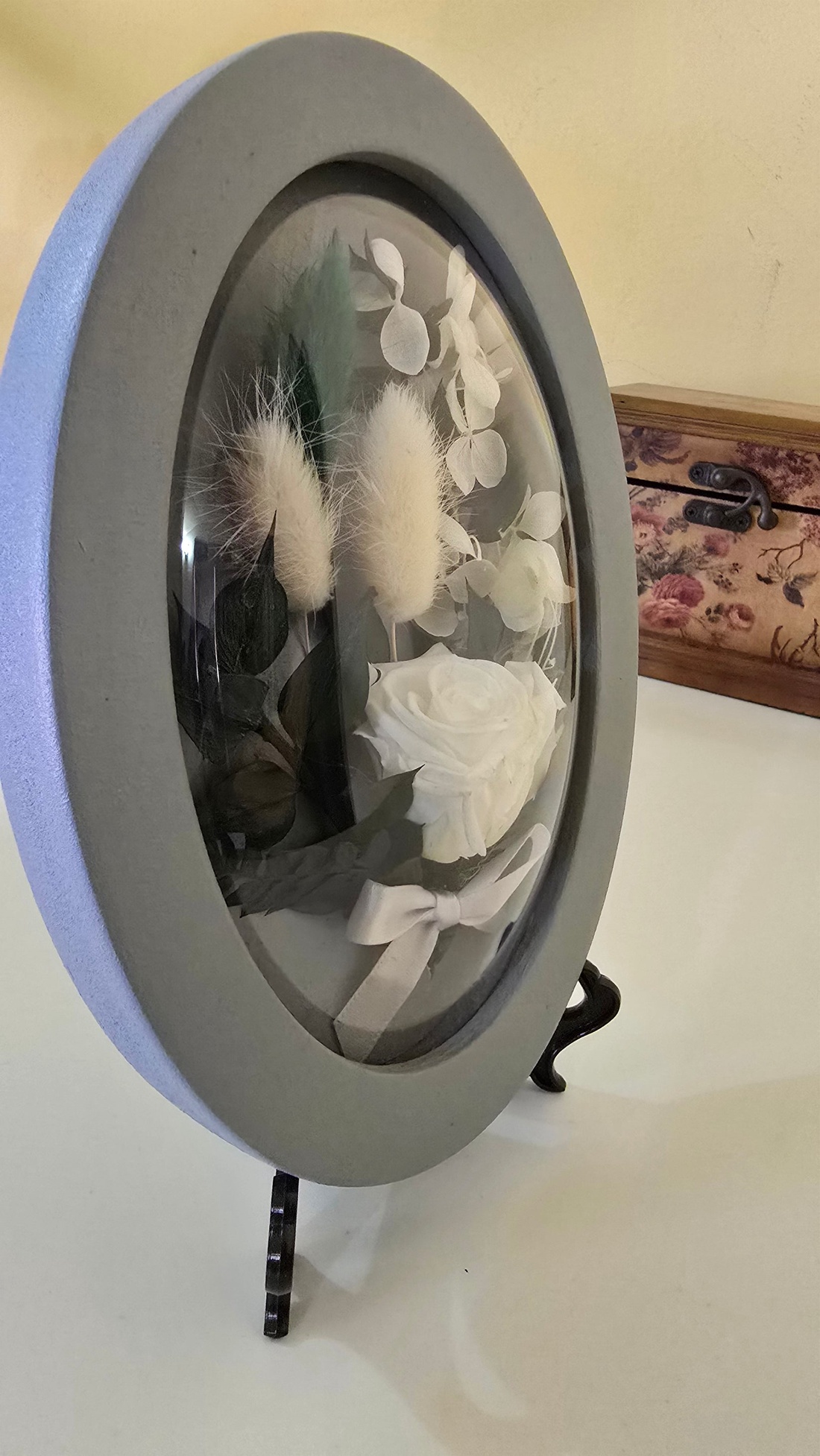 Tablou oval cu flori naturale conservate � eleganță în detalii - casă & stil de viață - decorațiuni de casă - accesorii florale - buchete de flori - Artynos.ro