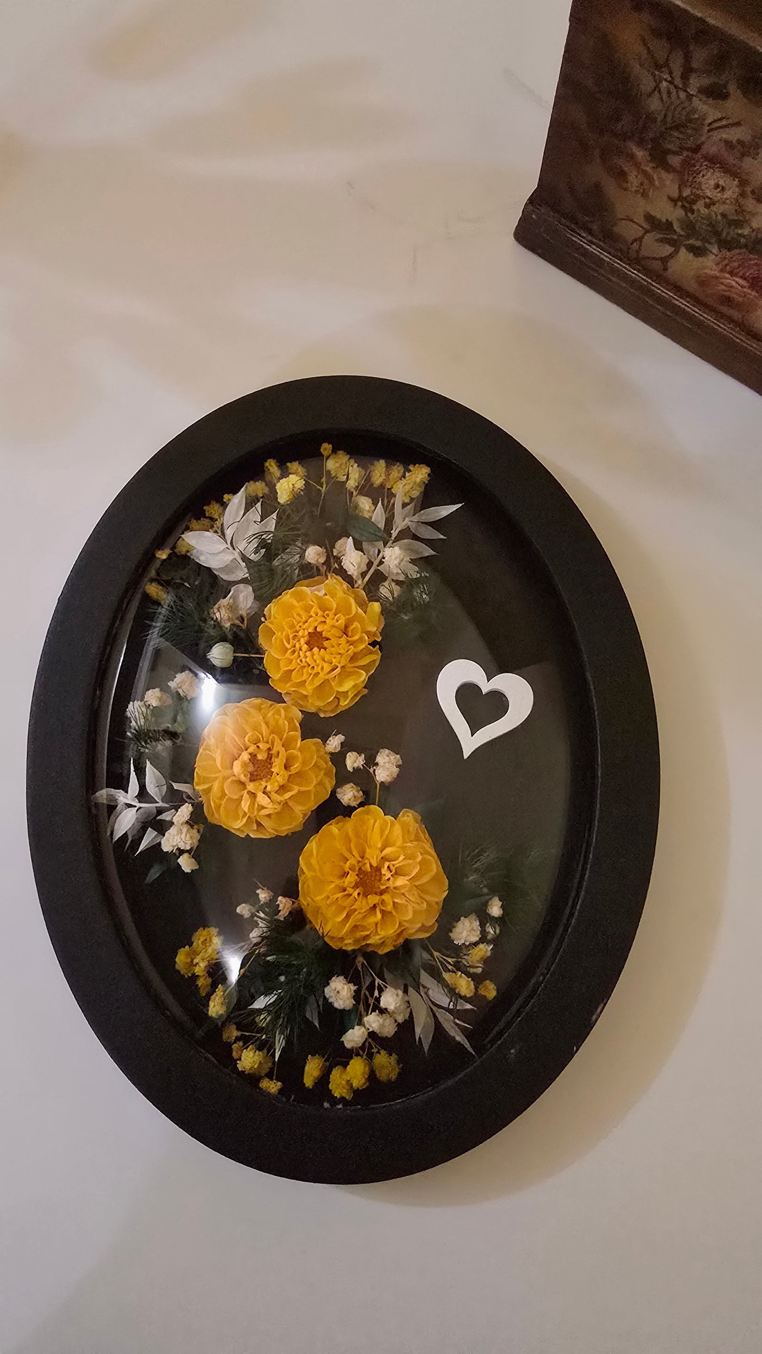 Tablou oval cu flori naturale conservate � eleganță în detalii - casă & stil de viață - decorațiuni de casă - accesorii florale - buchete de flori - Artynos.ro