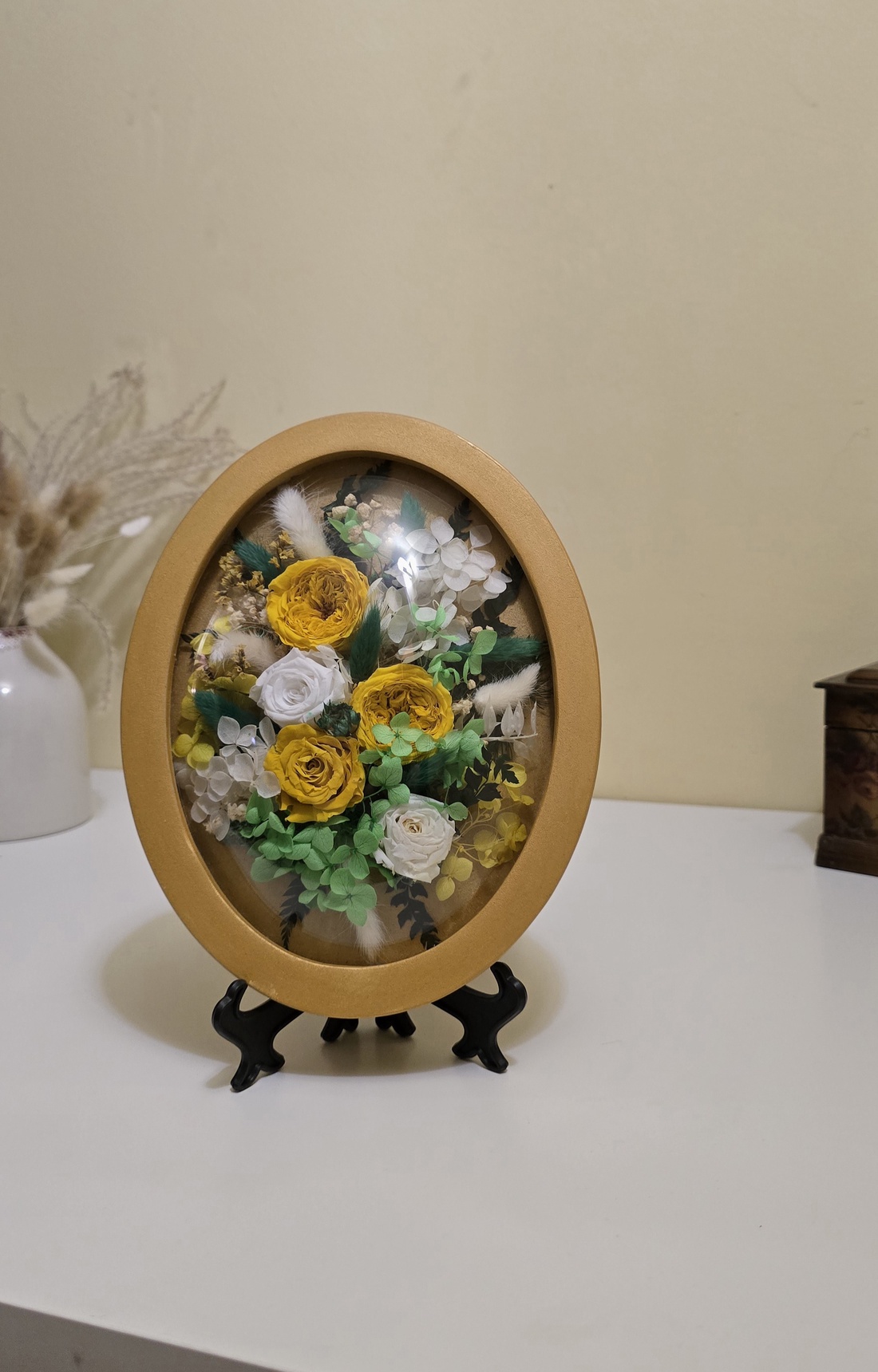 Tablou floral oval cu trandafiri galbeni � flori naturale criogenate - casă & stil de viață - decorațiuni de casă - decorațiuni de pereți - tablou cu licheni - Artynos.ro