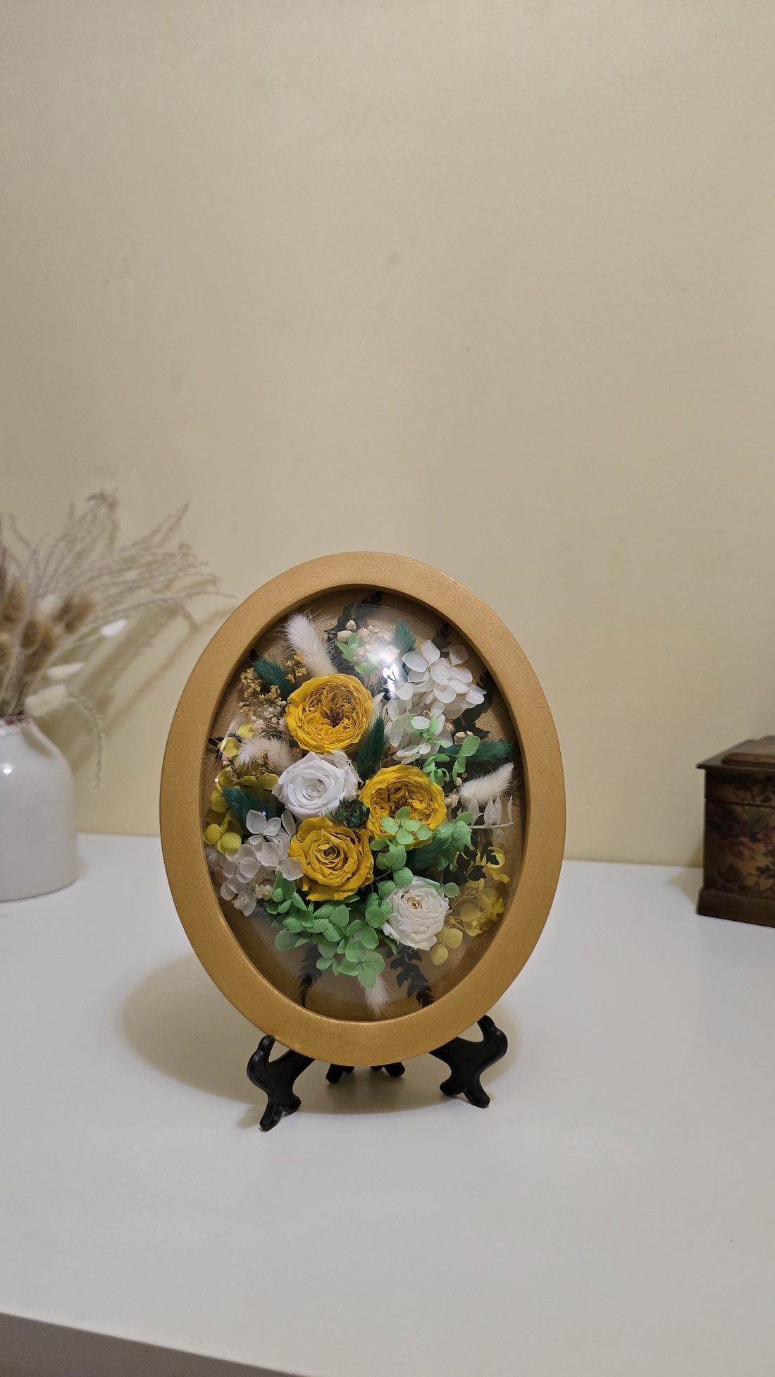 Tablou floral oval cu trandafiri galbeni � flori naturale criogenate - casă & stil de viață - decorațiuni de casă - decorațiuni de pereți - tablou cu licheni - Artynos.ro