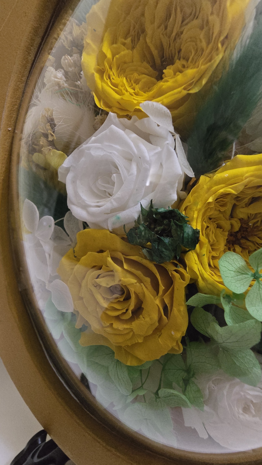 Tablou floral oval cu trandafiri galbeni � flori naturale criogenate - casă & stil de viață - decorațiuni de casă - decorațiuni de pereți - tablou cu licheni - Artynos.ro