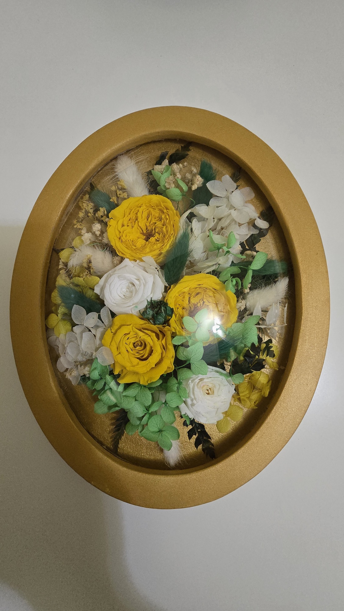 Tablou floral oval cu trandafiri galbeni � flori naturale criogenate - casă & stil de viață - decorațiuni de casă - decorațiuni de pereți - tablou cu licheni - Artynos.ro