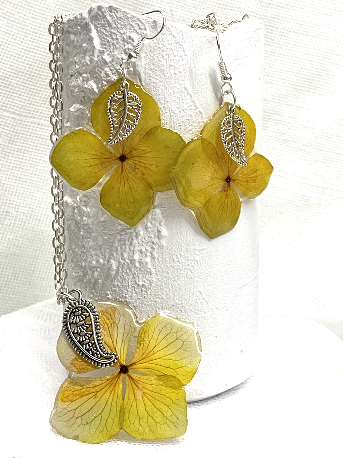 Set Bijuterii unicat din rasina flori naturale - accesorii nuntă - bijuterii mireasă - cercei mireasă - Artynos.ro Set Bijuterii unicat din rasina flori naturale - accesorii nuntă - bijuterii mireasă - cercei mireasă - Artynos.ro