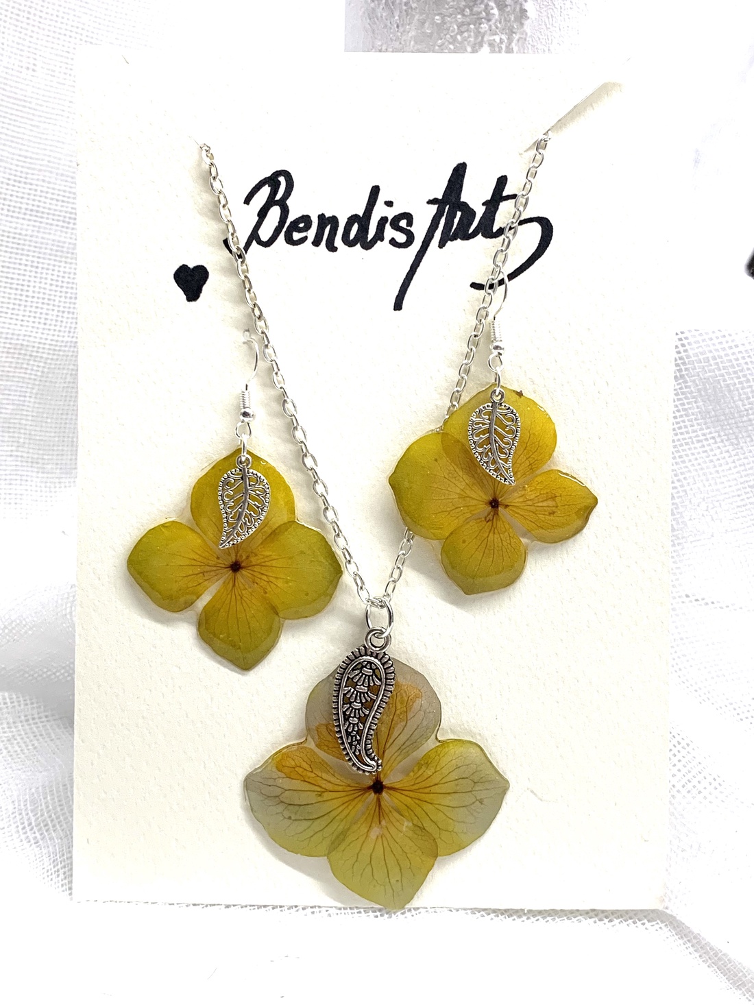 Set Bijuterii unicat din rasina flori naturale - accesorii nuntă - bijuterii mireasă - cercei mireasă - Artynos.ro Set Bijuterii unicat din rasina flori naturale - accesorii nuntă - bijuterii mireasă - cercei mireasă - Artynos.ro