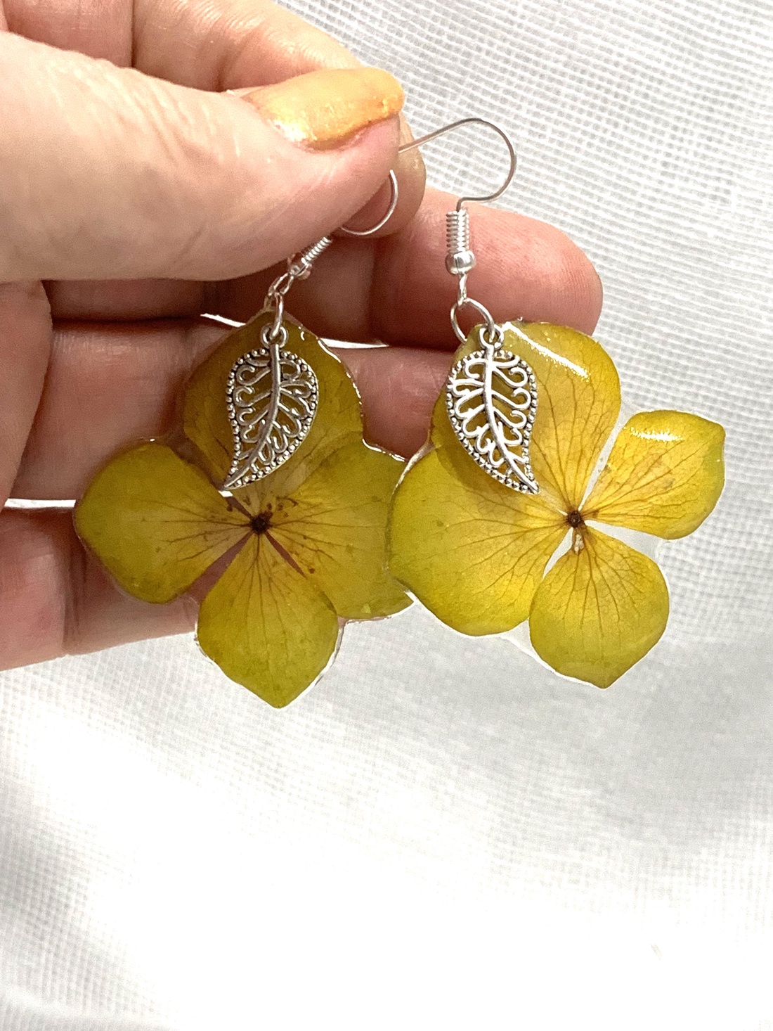 Set Bijuterii unicat din rasina flori naturale - accesorii nuntă - bijuterii mireasă - cercei mireasă - Artynos.ro Set Bijuterii unicat din rasina flori naturale - accesorii nuntă - bijuterii mireasă - cercei mireasă - Artynos.ro