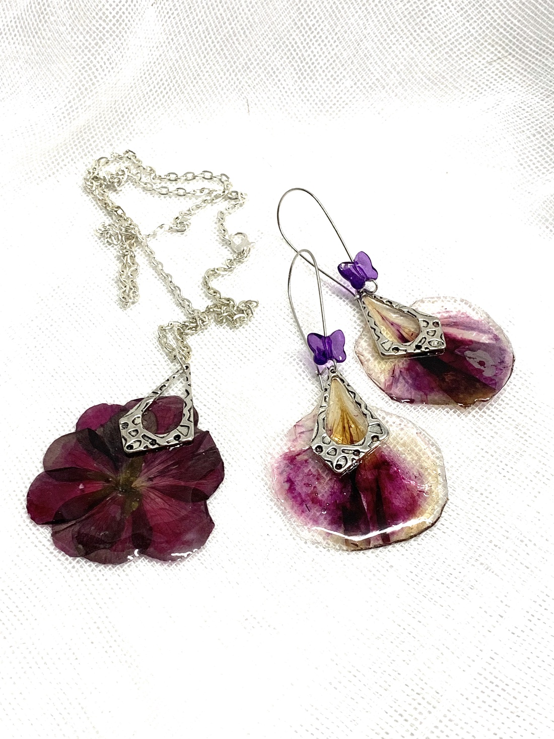 Set Bijuterii unicat din rasina flori naturale 00781 - accesorii nuntă - bijuterii mireasă - brățări mireasă - Artynos.ro Set Bijuterii unicat din rasina flori naturale 00781 - accesorii nuntă - bijuterii mireasă - brățări mireasă - Artynos.ro