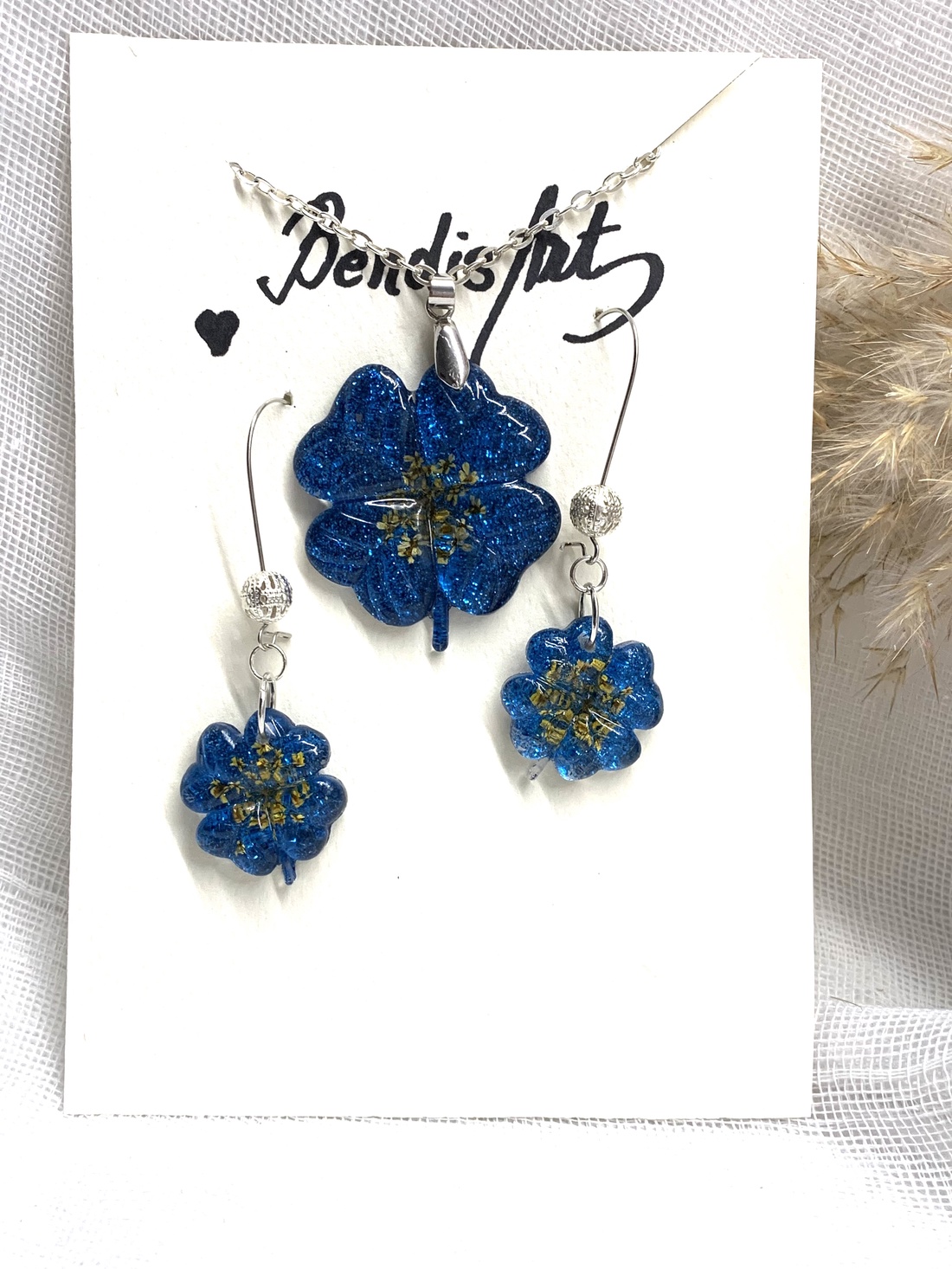 Set bijuterii handmade unicat din rasina si flori naturale - bijuterii - seturi de bijuterii - Artynos.ro Set bijuterii handmade unicat din rasina si flori naturale - bijuterii - seturi de bijuterii - Artynos.ro