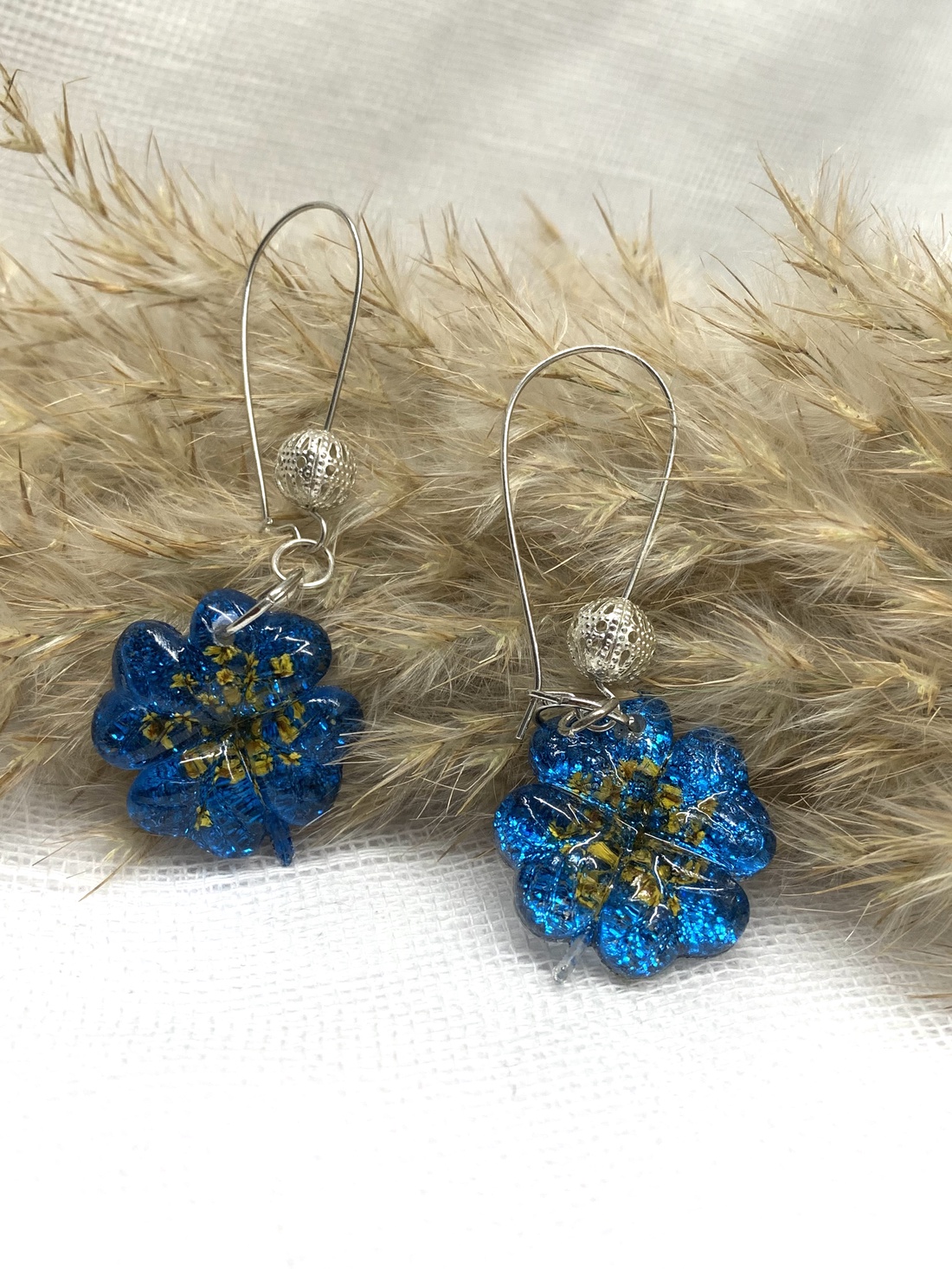 Set bijuterii handmade unicat din rasina si flori naturale - bijuterii - seturi de bijuterii - Artynos.ro Set bijuterii handmade unicat din rasina si flori naturale - bijuterii - seturi de bijuterii - Artynos.ro