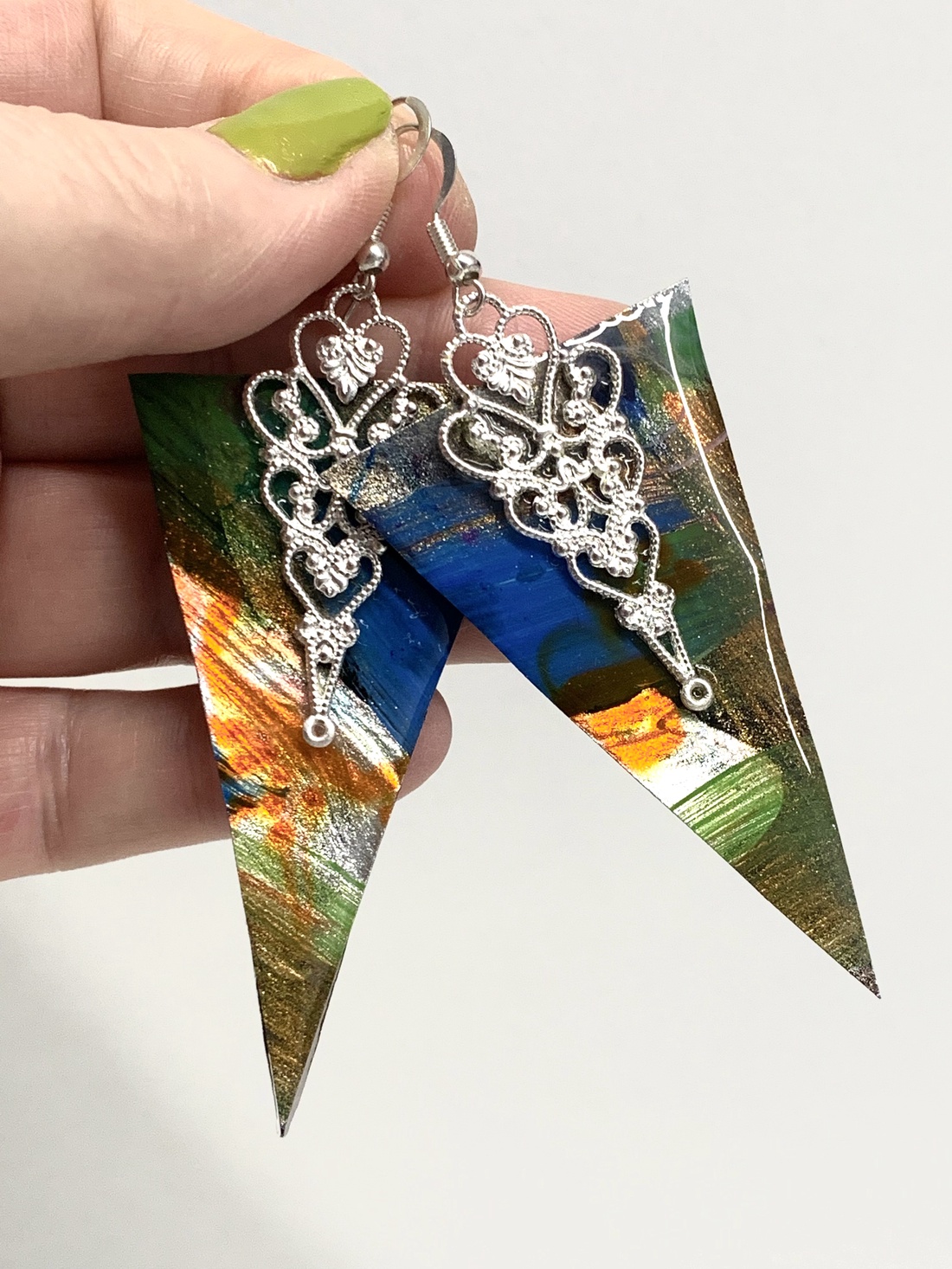 Cercei handmade unicat - din rasina pictati manual - bijuterii - cercei - cercei agățați - Artynos.ro Cercei handmade unicat - din rasina pictati manual - bijuterii - cercei - cercei agățați - Artynos.ro